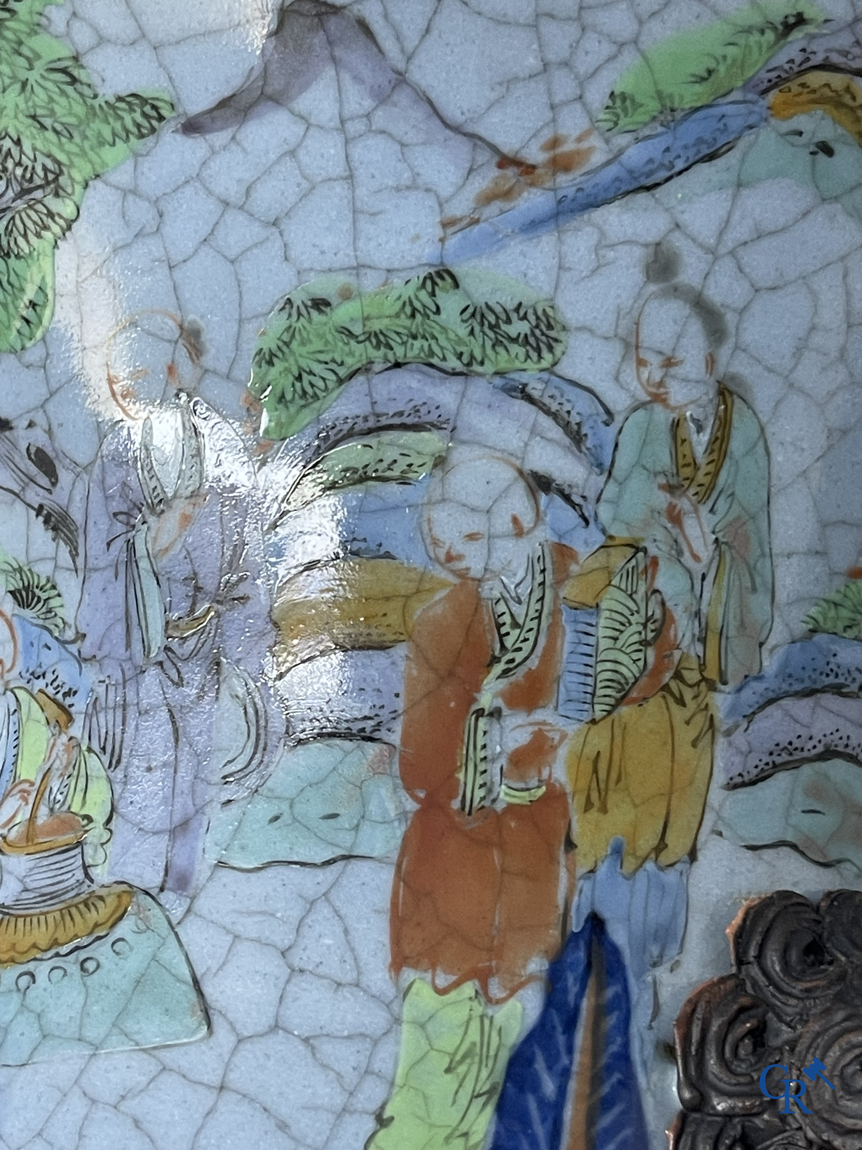 Aziatica, Chinese Nanking vaas met een voorstelling van krijgers. Gemerkt. 19e eeuw.