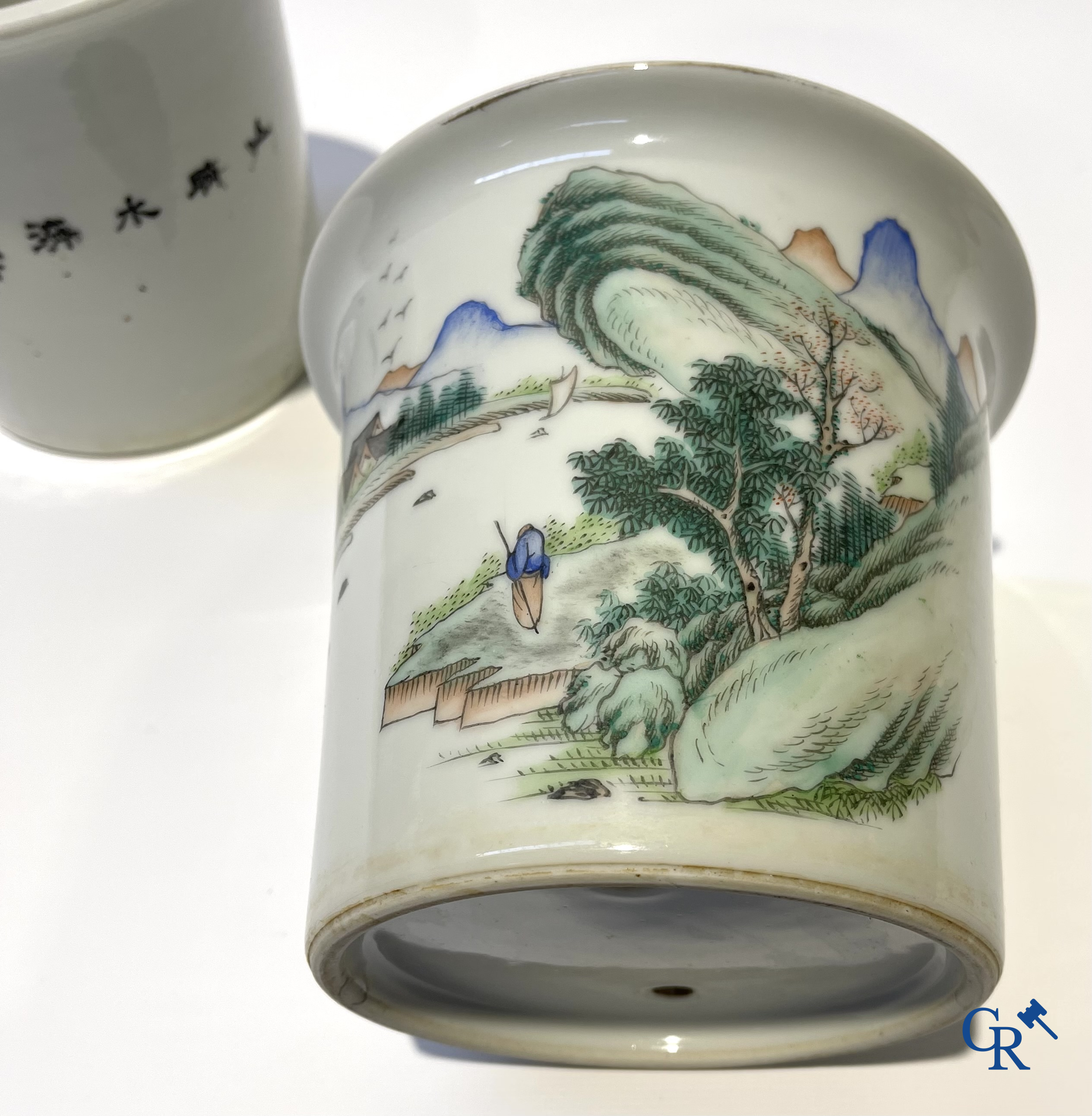 Asian Art. Chinese porcelain. A pair of jardinières with landscapes.