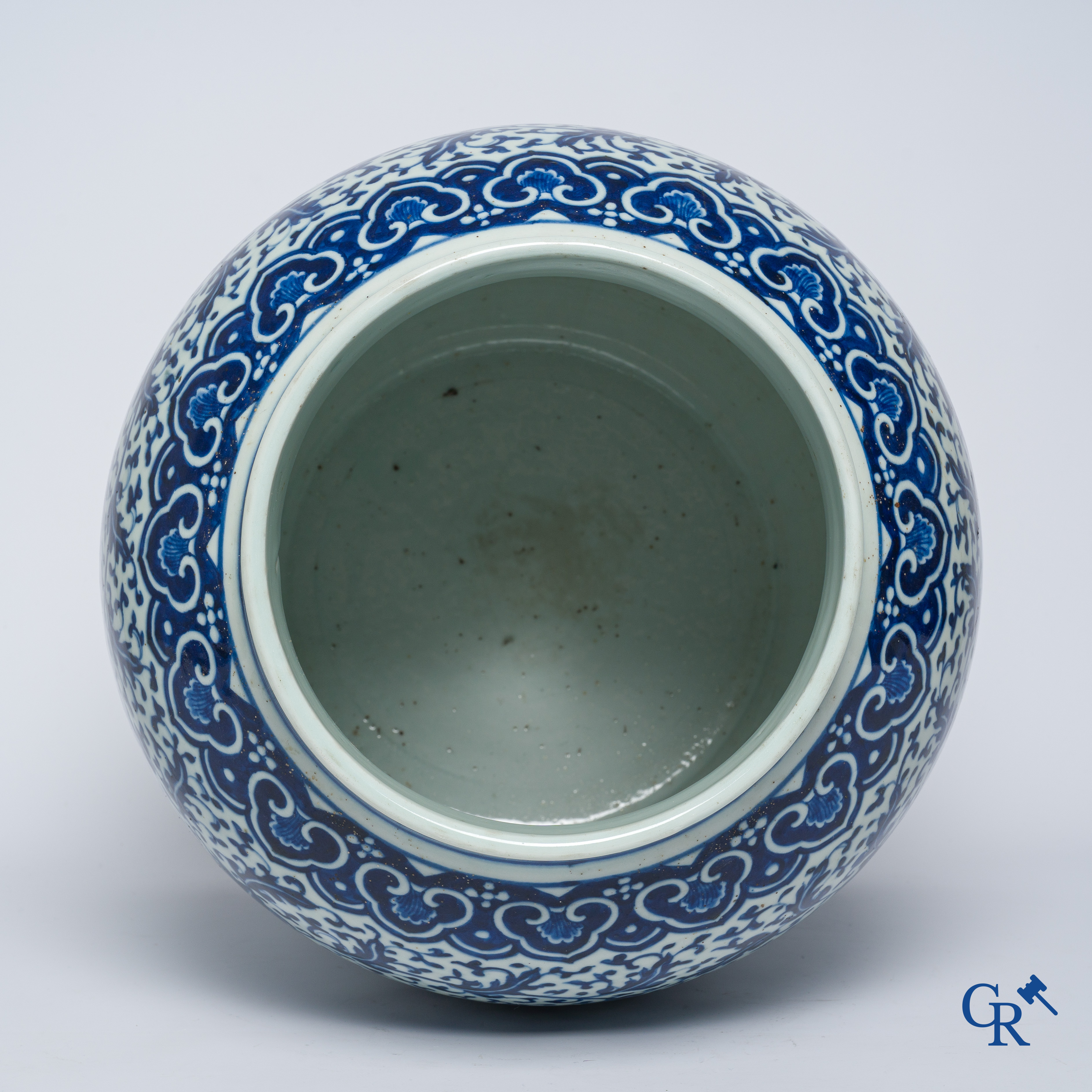 Aziatica. Chinees porselein. Een imposante Chinese blauw wit balustervaas en deksel met decor van lotusrollen. 19e eeuw.