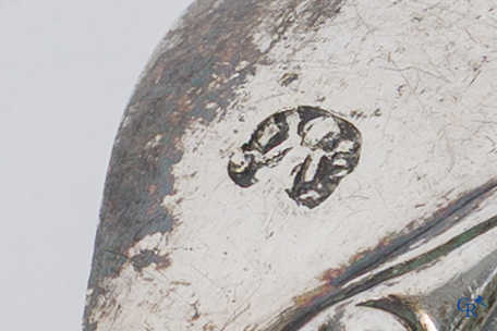 Zilver. 3 stuks tafelzilver waaronder een rattenstaartlepel, vleesspies en een mes. Vlaanderen, eind 16e eeuw.