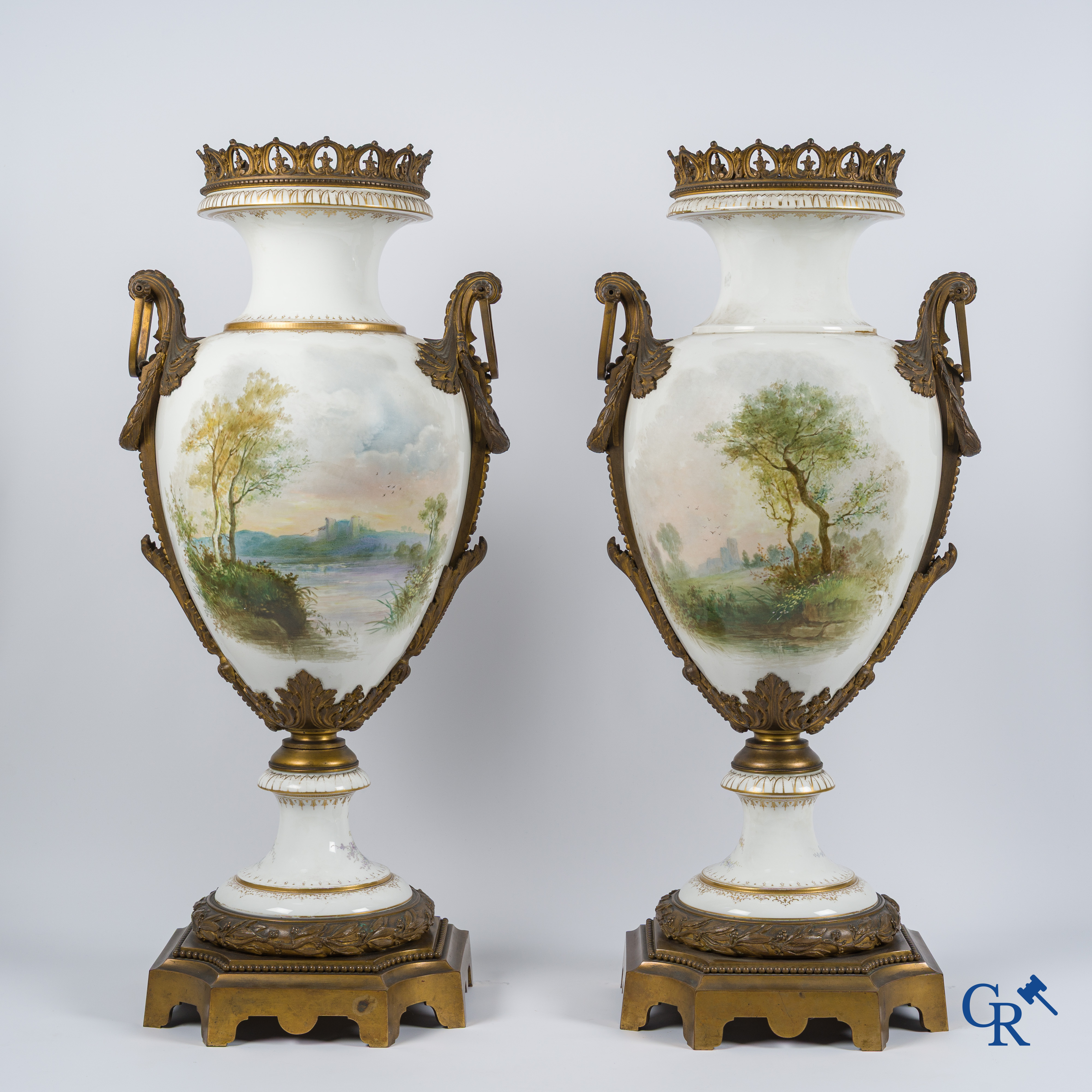 Sèvres. Een paar grote vazen op draaisokkel in Sèvres porselein met bronzen monturen. Gesigneerd Bertren. LXVI-stijl.