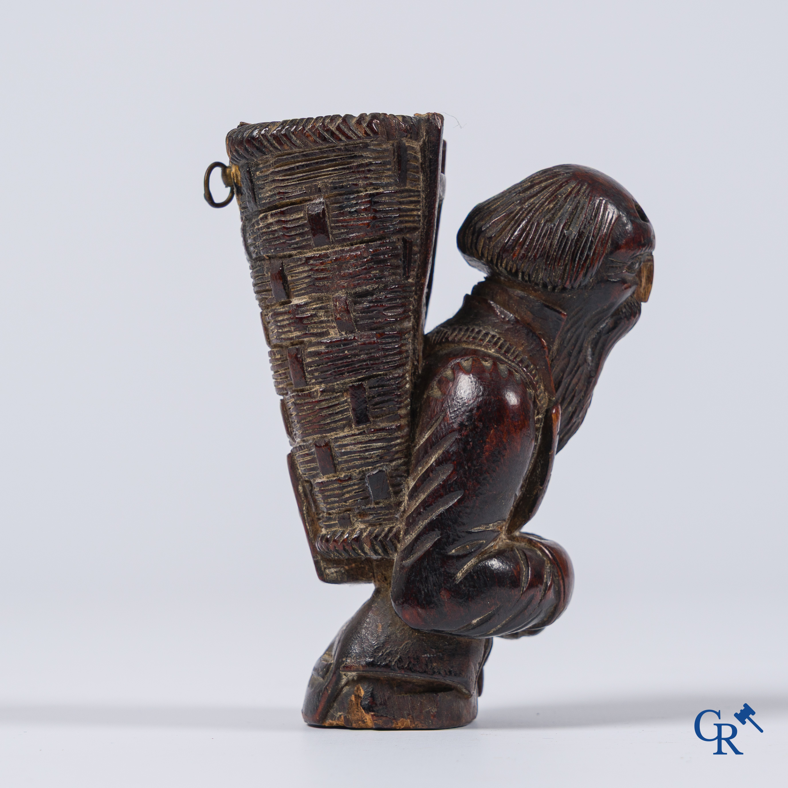 Buttenman drinkbeker. Gildebeker van de druivenplukkers. Gesneden fruithout. Rijnstreek of Zwitserland, 17e eeuw.