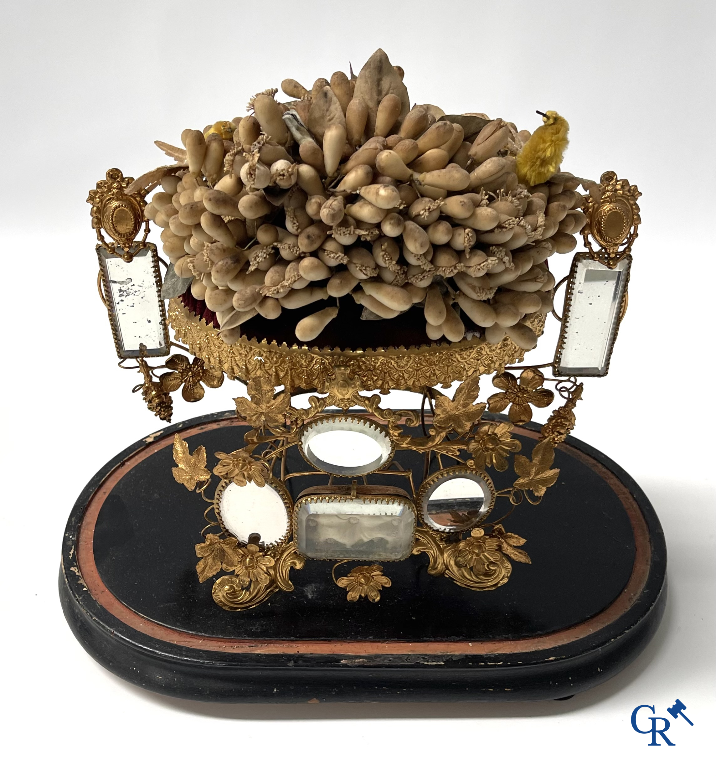 Prachtige globe met bruidsboeket en ingewerkte juwelendoos. Spiegels en vergulde messing. Circa 1900.