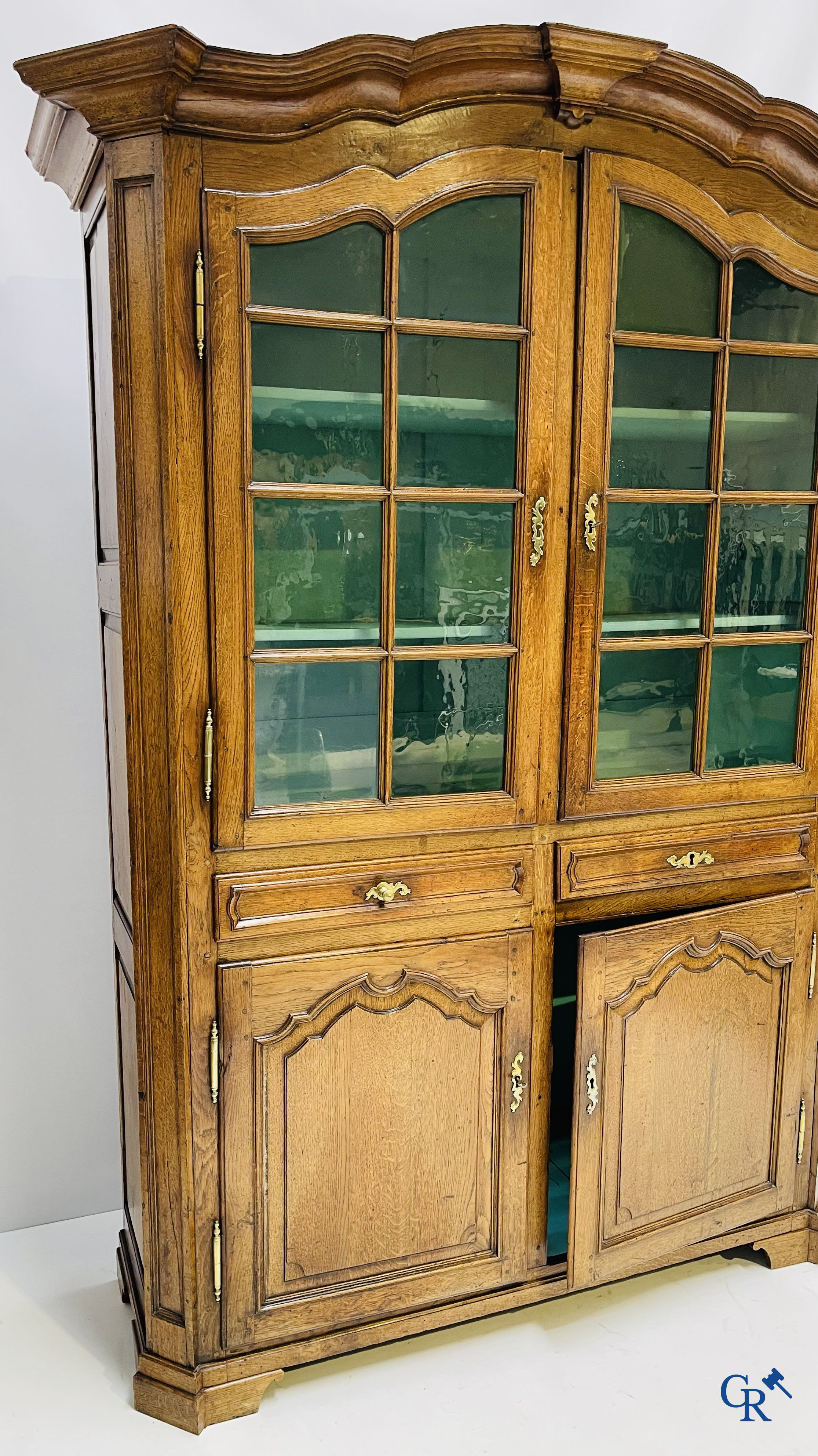 Eikenhouten vitrinekast met 4 deuren en 2 laden. Frankrijk of Vlaanderen 18e eeuw.