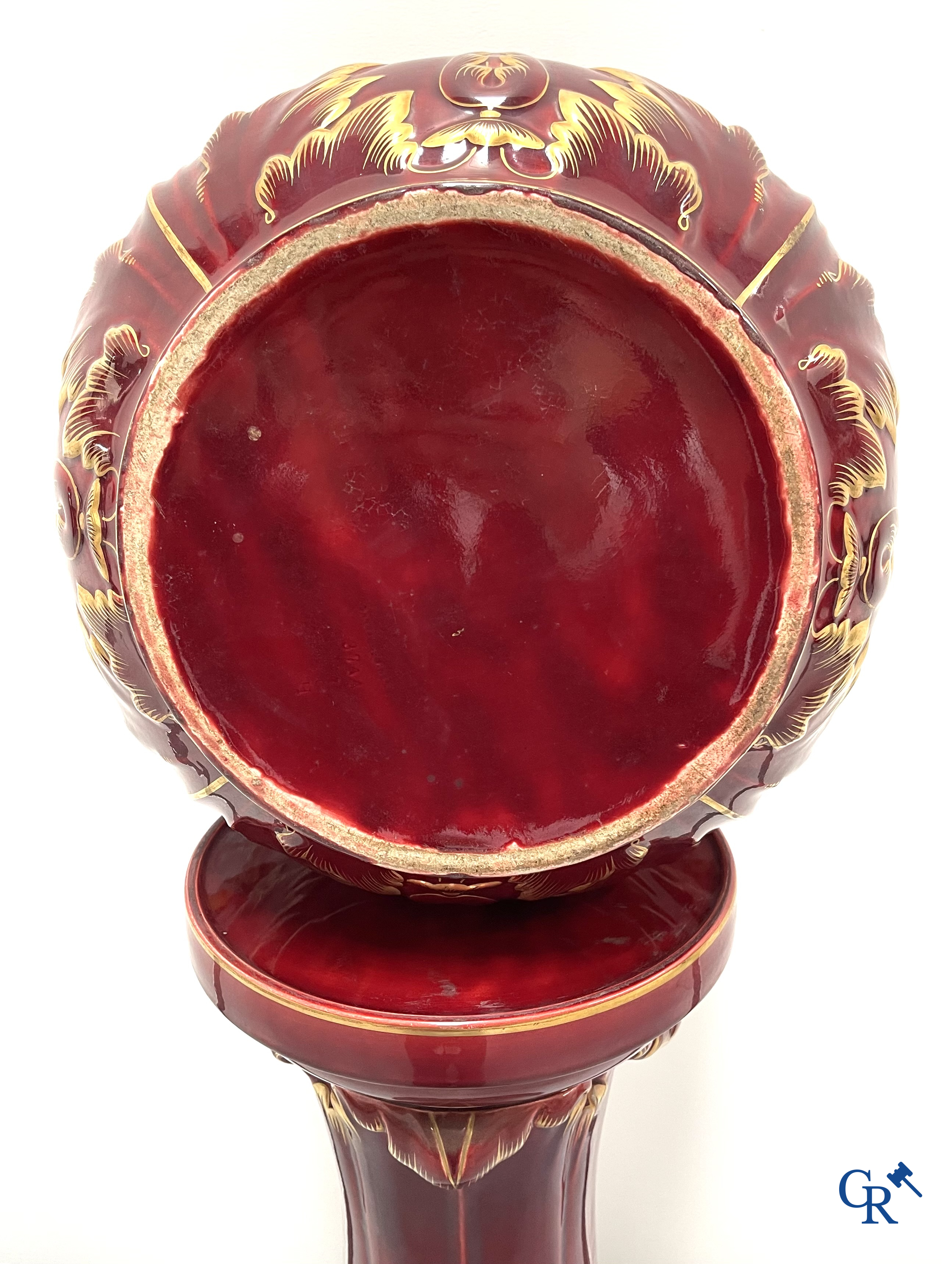 Art Nouveau, Sarreguemines. Een cache pot in geëmailleerde faience of barbotine op bijhorende staander. Circa 1910.