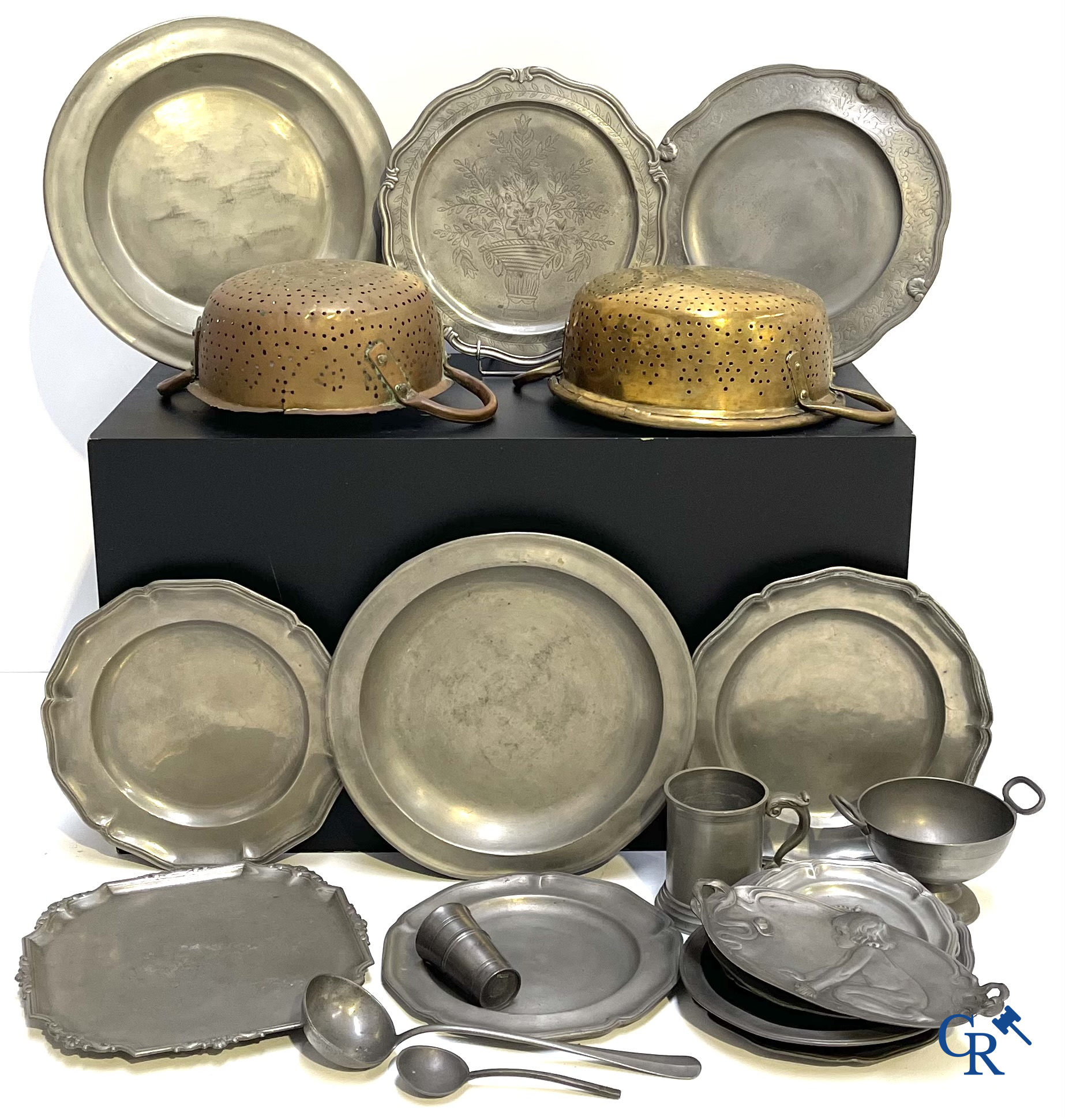 2 vergieten in bewerkt koper, 18e eeuw en een groot lot tinnen objecten.