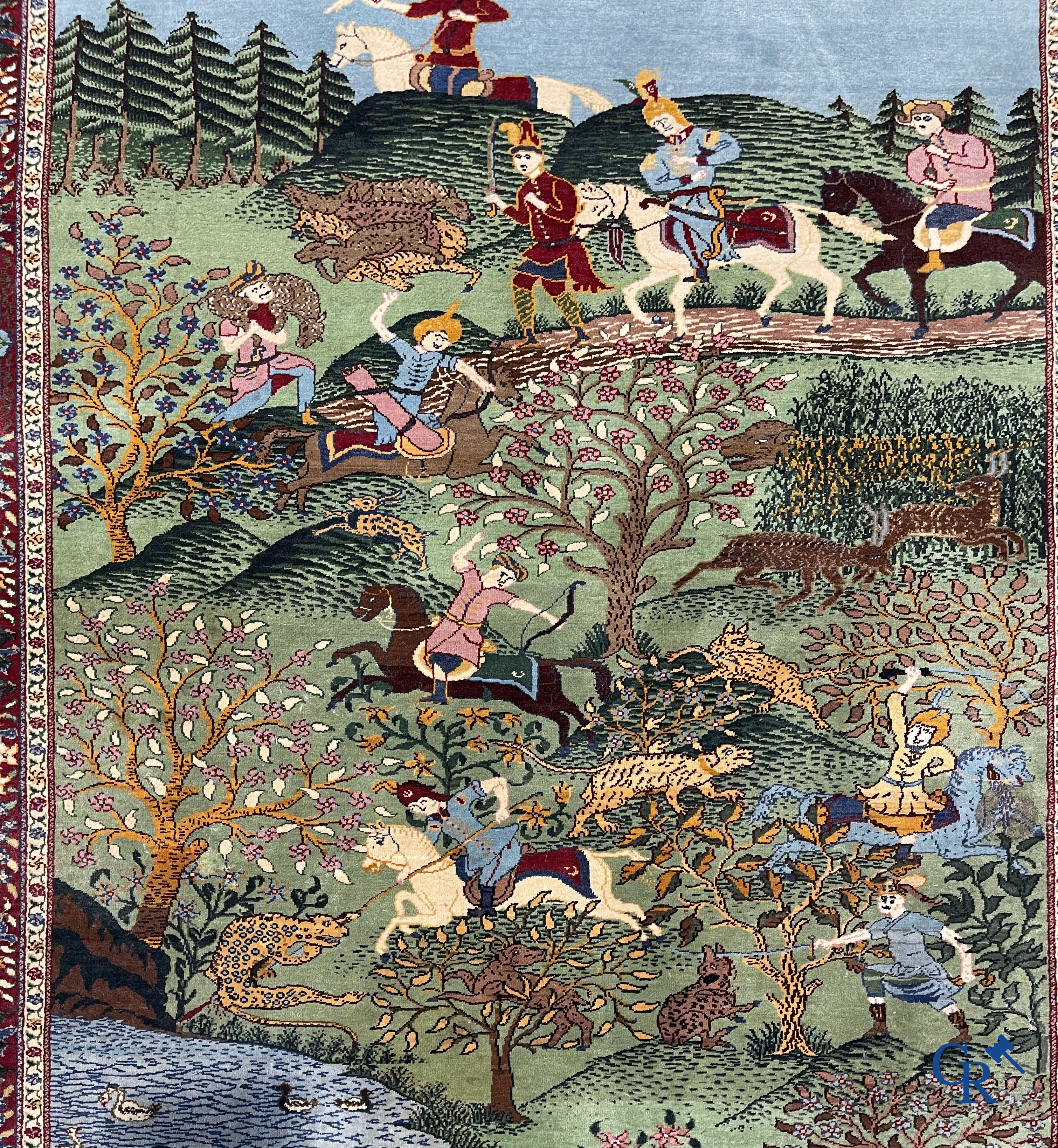 Oosterse tapijten. Ghoum. Een groot handgeknoopt tapijt met jachttaferelen.