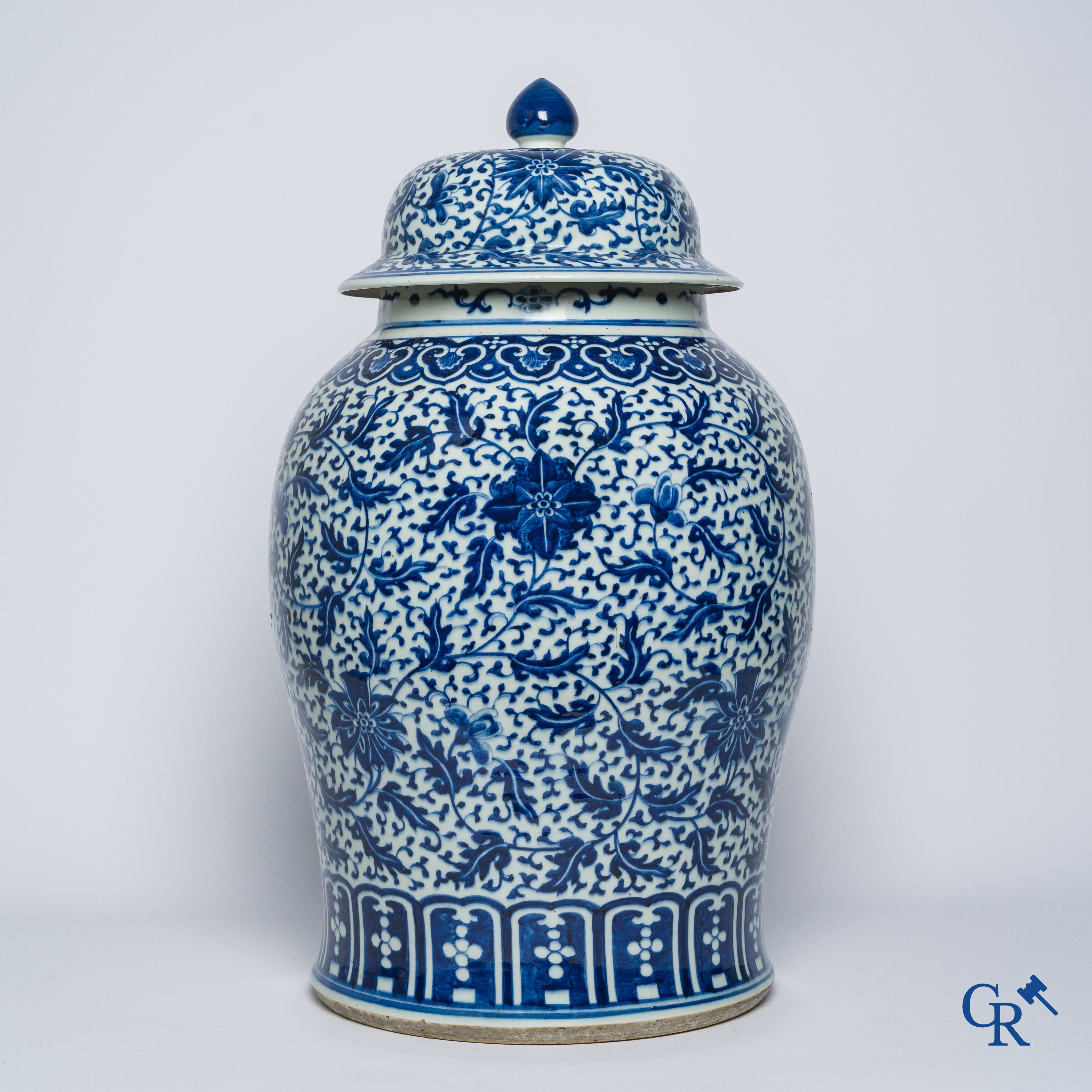 Aziatica. Chinees porselein. Een imposante Chinese blauw wit balustervaas en deksel met decor van lotusrollen. 19e eeuw.