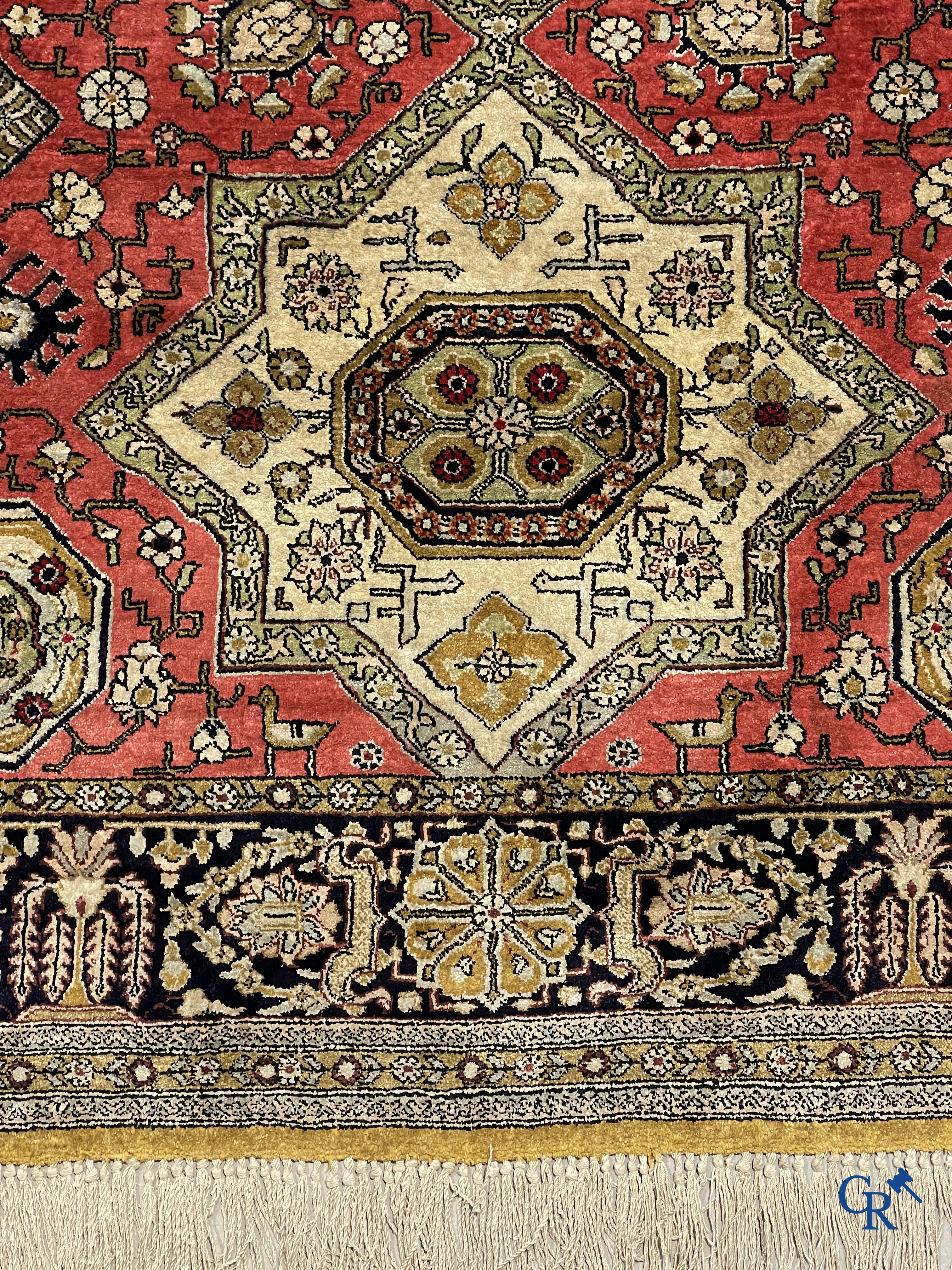 Oosterse tapijten. Handgeknoopt zijden tapijt met geometrisch en floraal decor.