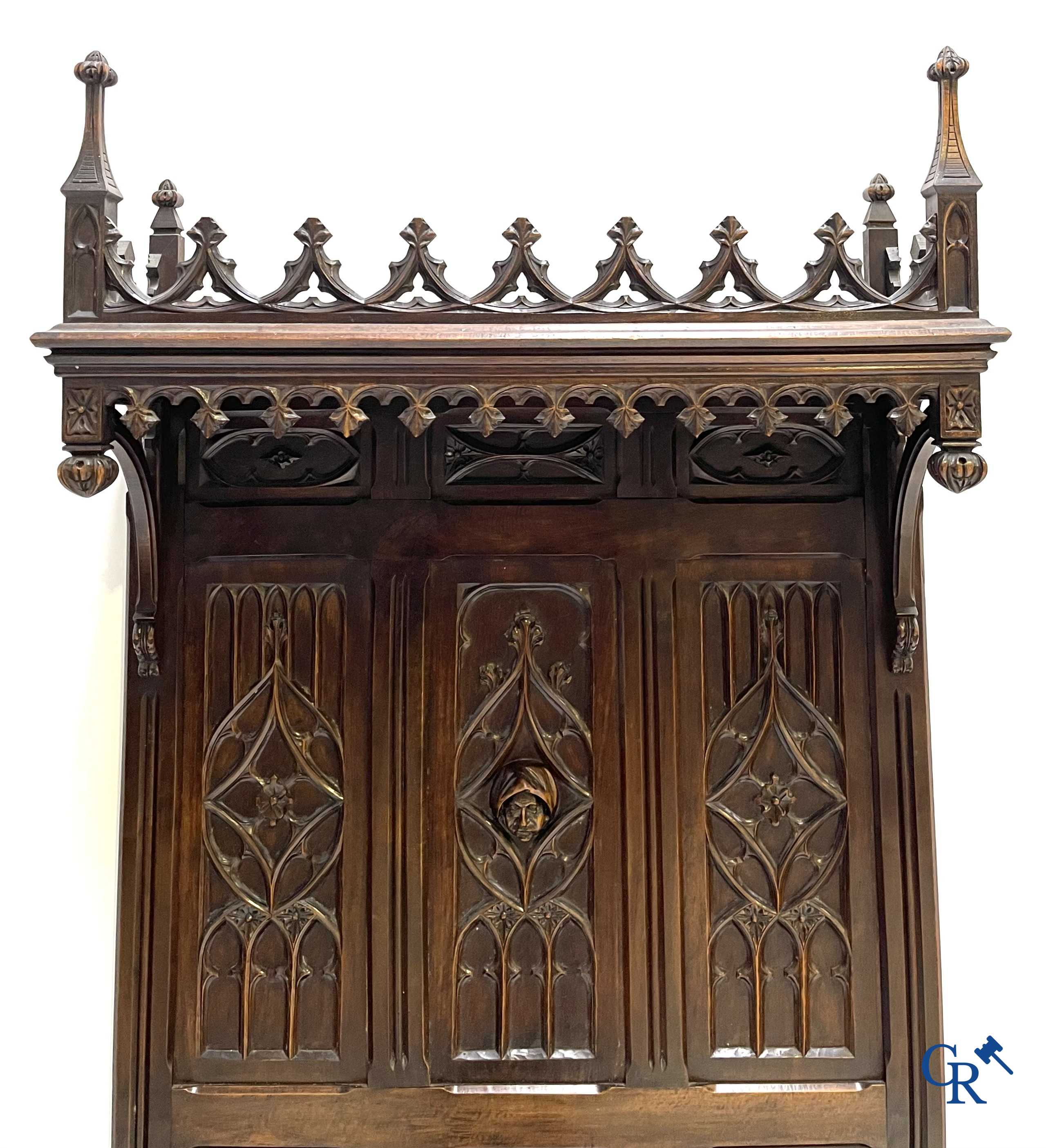 Een neogotische hallbank met koffer in notelaar. Gemerkt "Au Gros Chêne" à Paris.