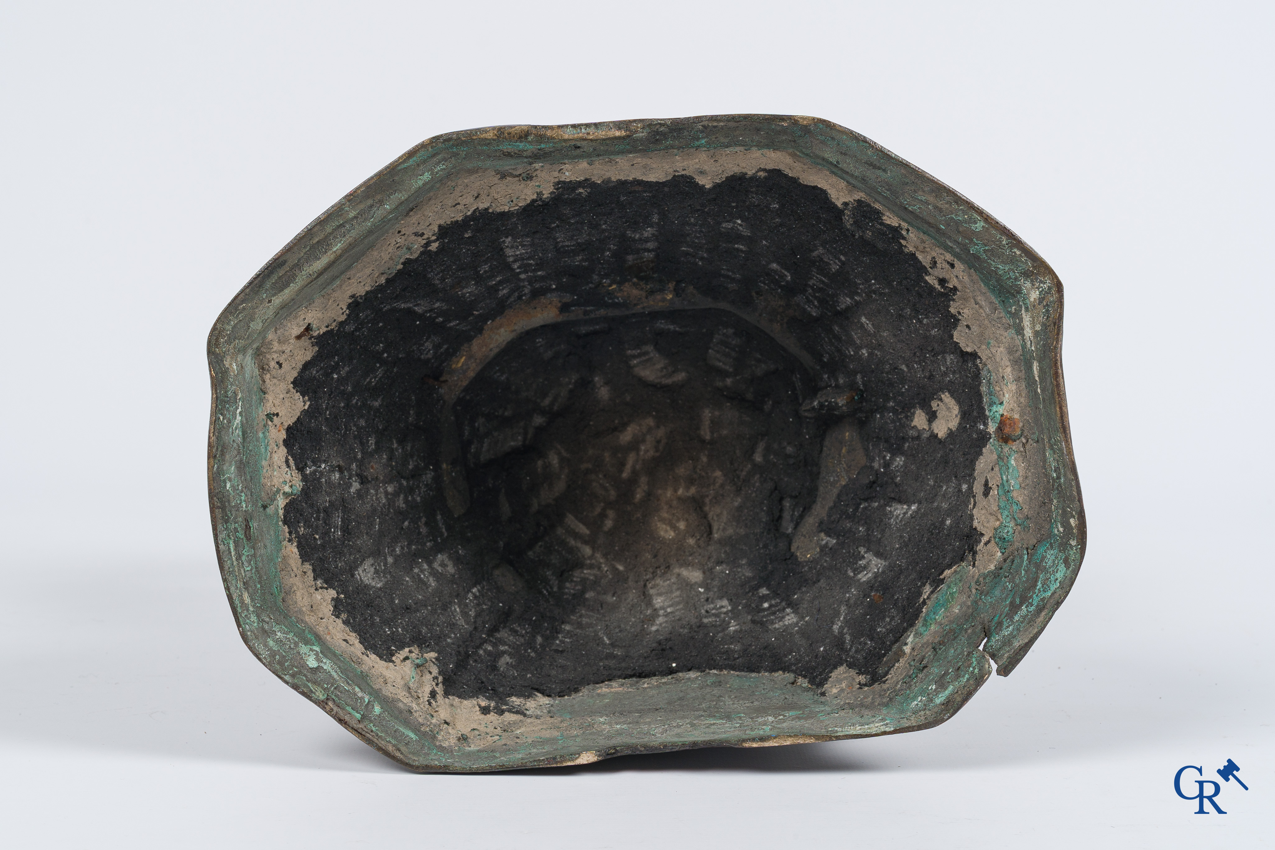 Aziatica. Birma. Een grote voorstelling van een zittende Boeddha in brons. 19e eeuw.