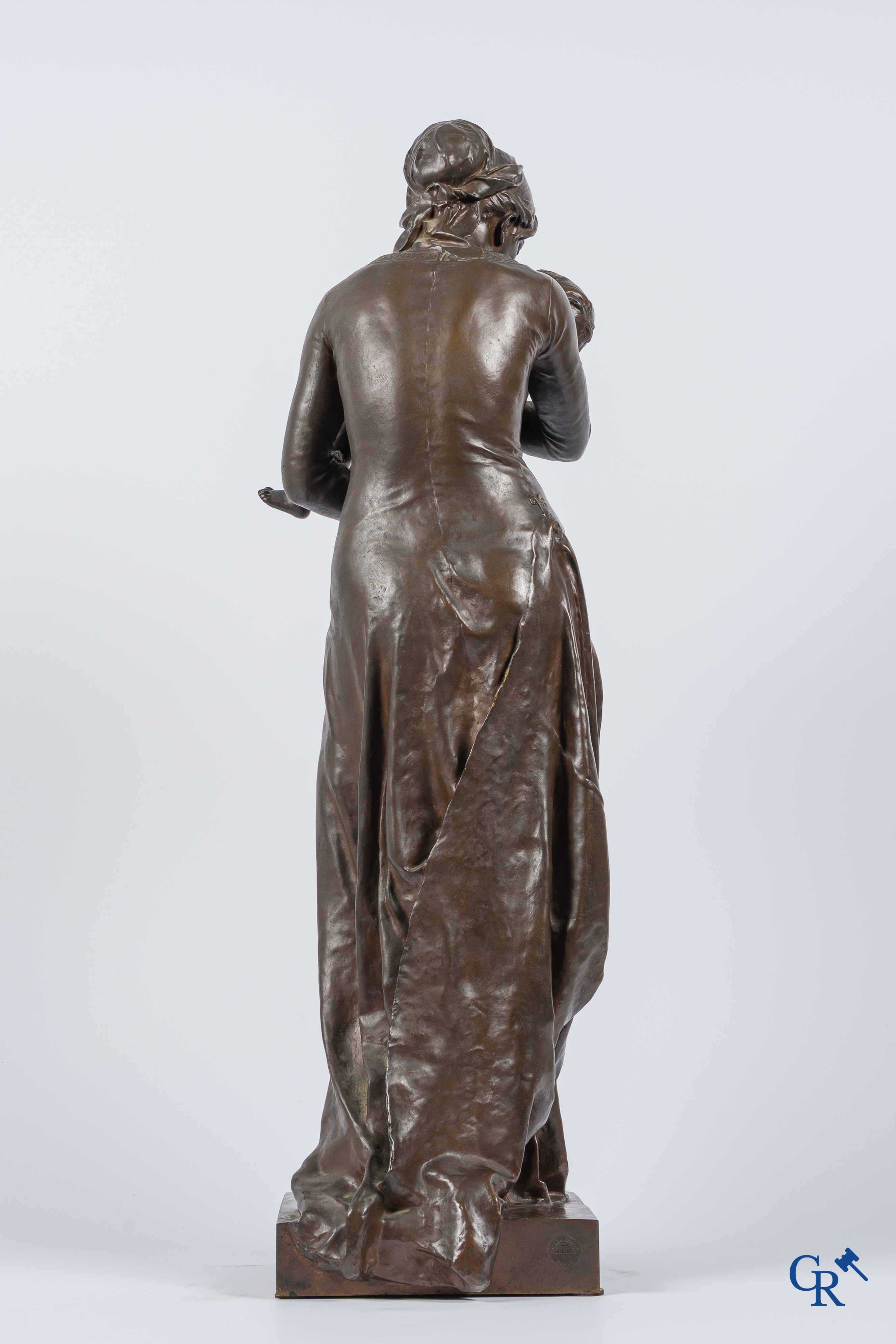 Jean Gautherin (1840-1890) "Moederliefde" Groot bronzen beeld met bruine patina. Gieterij Thiebaut frères Paris. 19e.