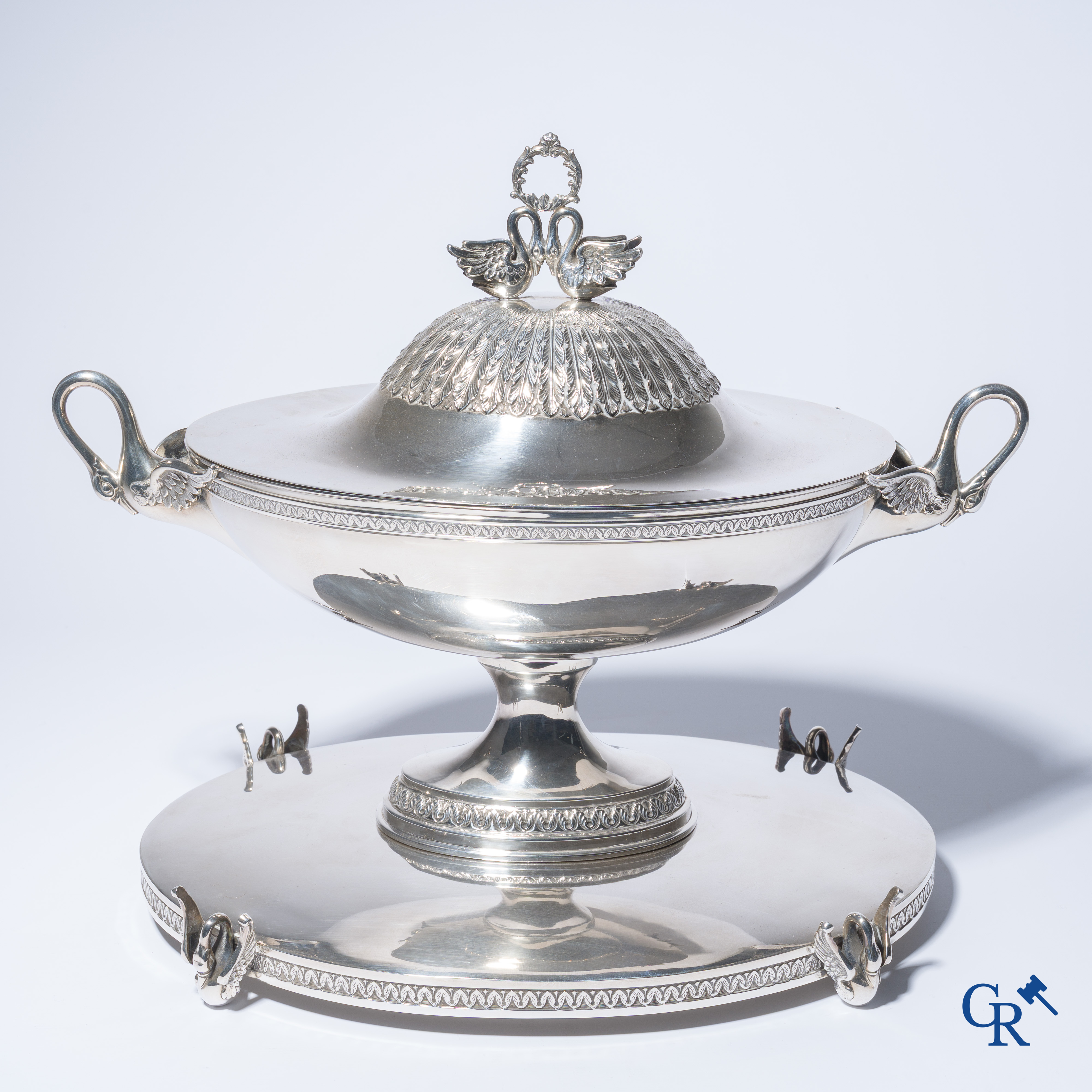 Zilver. Uitzonderlijk tafelmiddenstuk met zwanen in zilver 915°/00. Empire stijl.