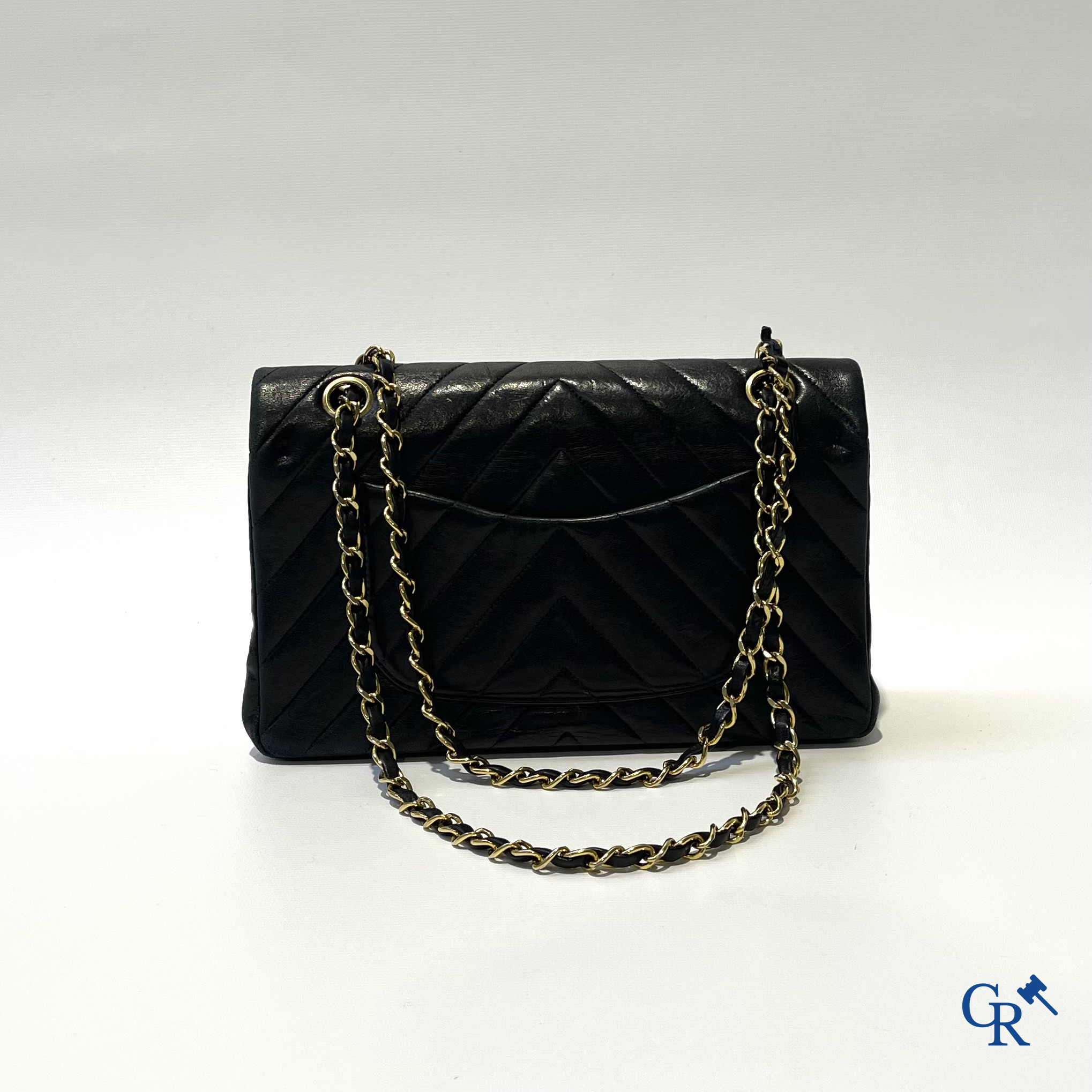 Chanel. Een lederen handtas met gevlochten ketting.