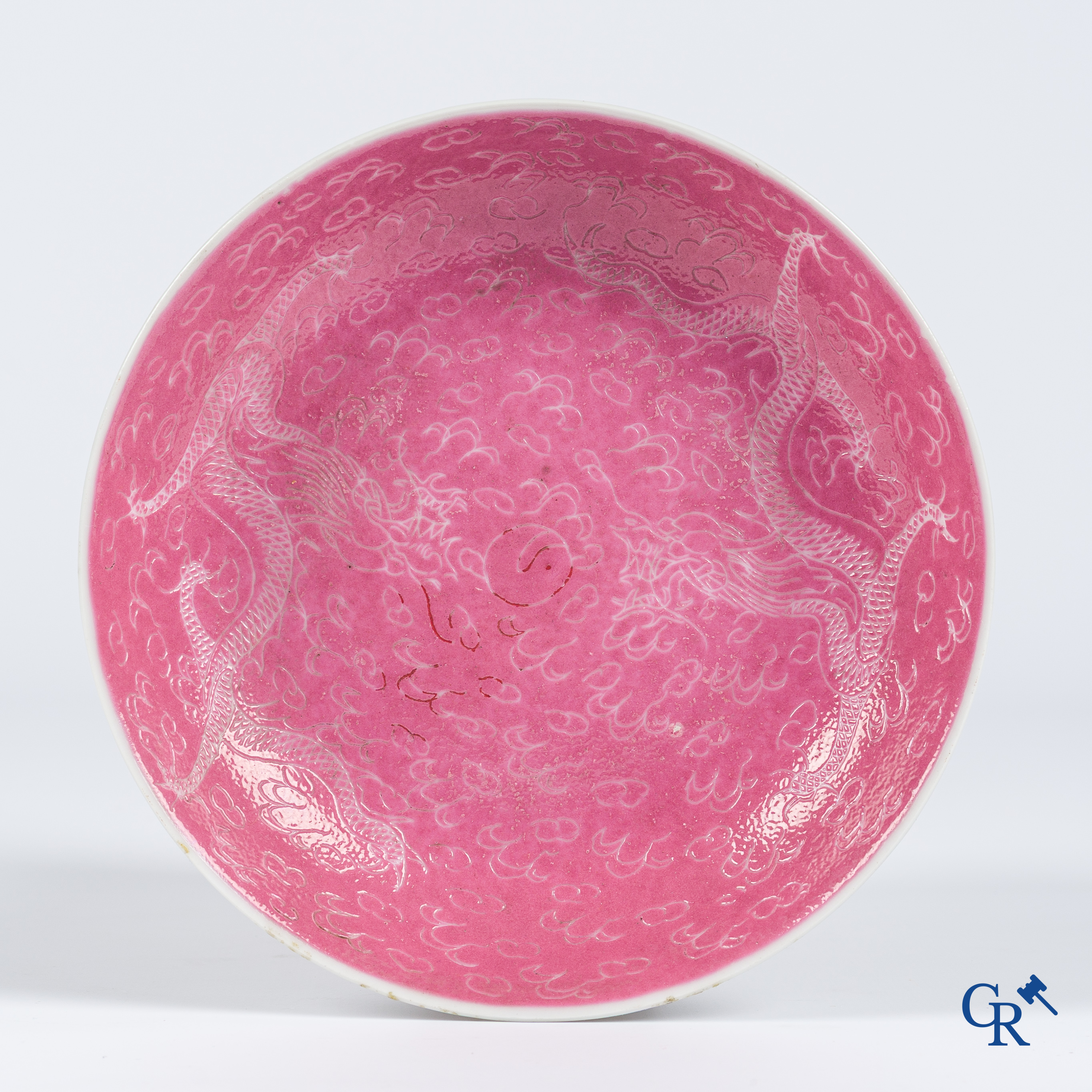 Aziatica. Chinese sgraffito drakenschotel met robijnrode fond, 3 Chinese snuifflessen in glas en een jade. 19/20e eeuw.