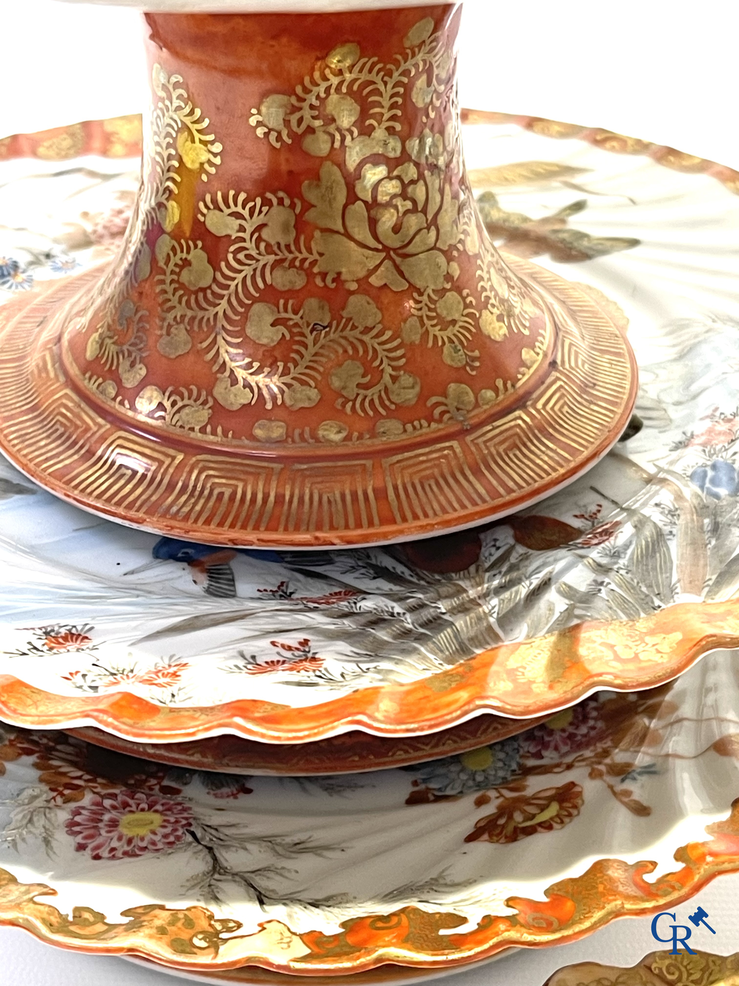 Een mooi lot brocante waaronder een Japans Kutani-porselein servies, een vaas in Val Saint Lambert en een jardinière.