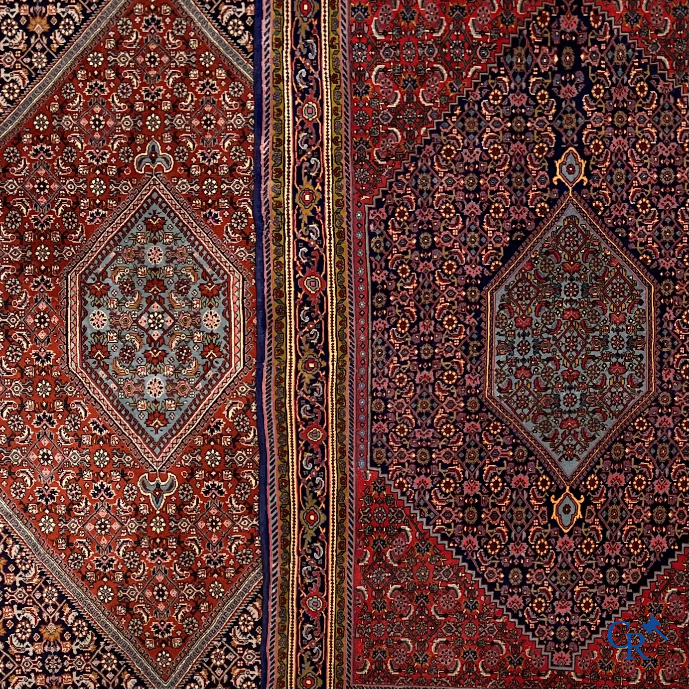 Oriental carpets. 2 hand-knotted rugs in wool.