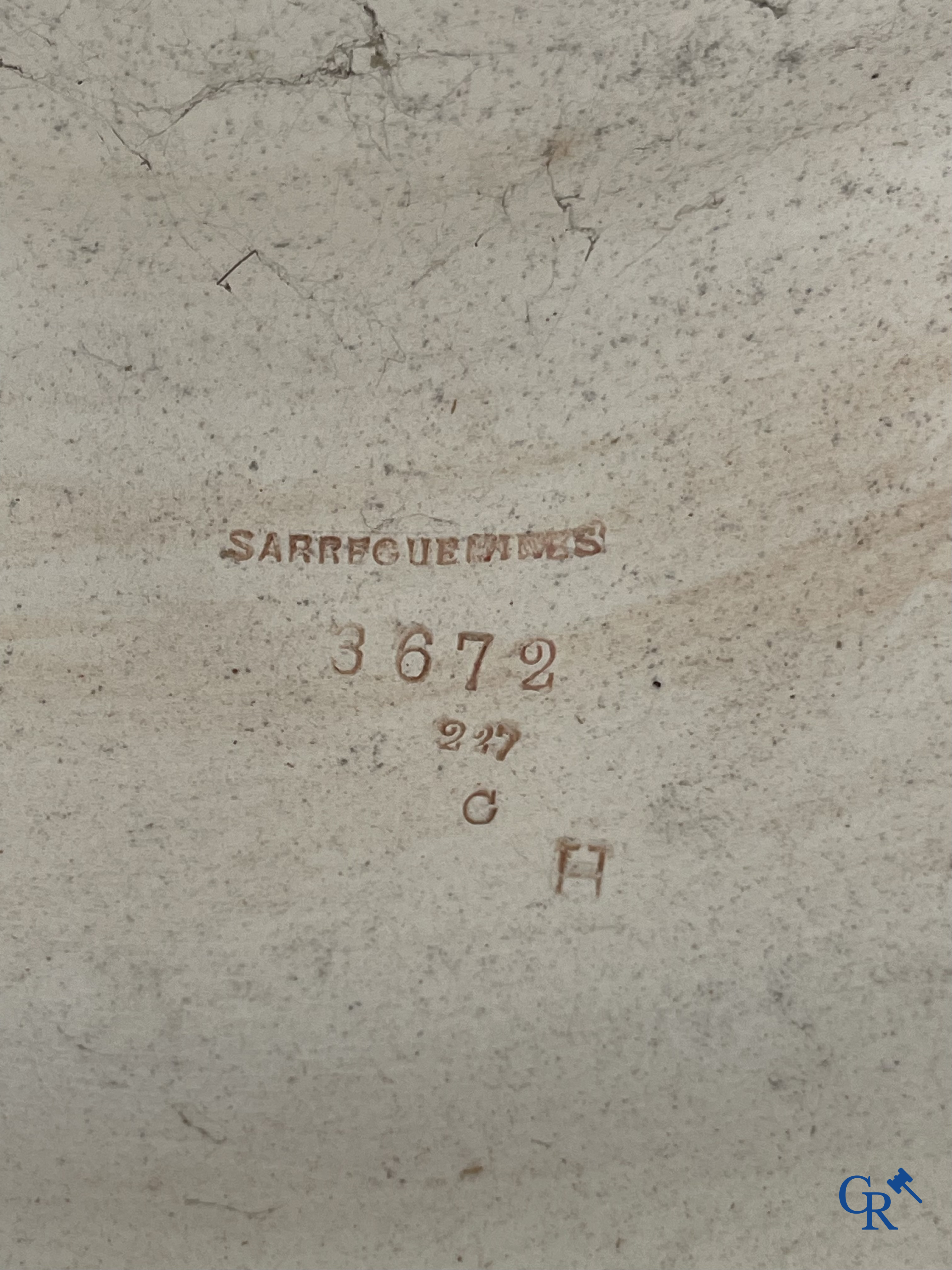 Art Nouveau, Sarreguemines. Een cache pot in geëmailleerde faience of barbotine op bijhorende staander. Circa 1910.