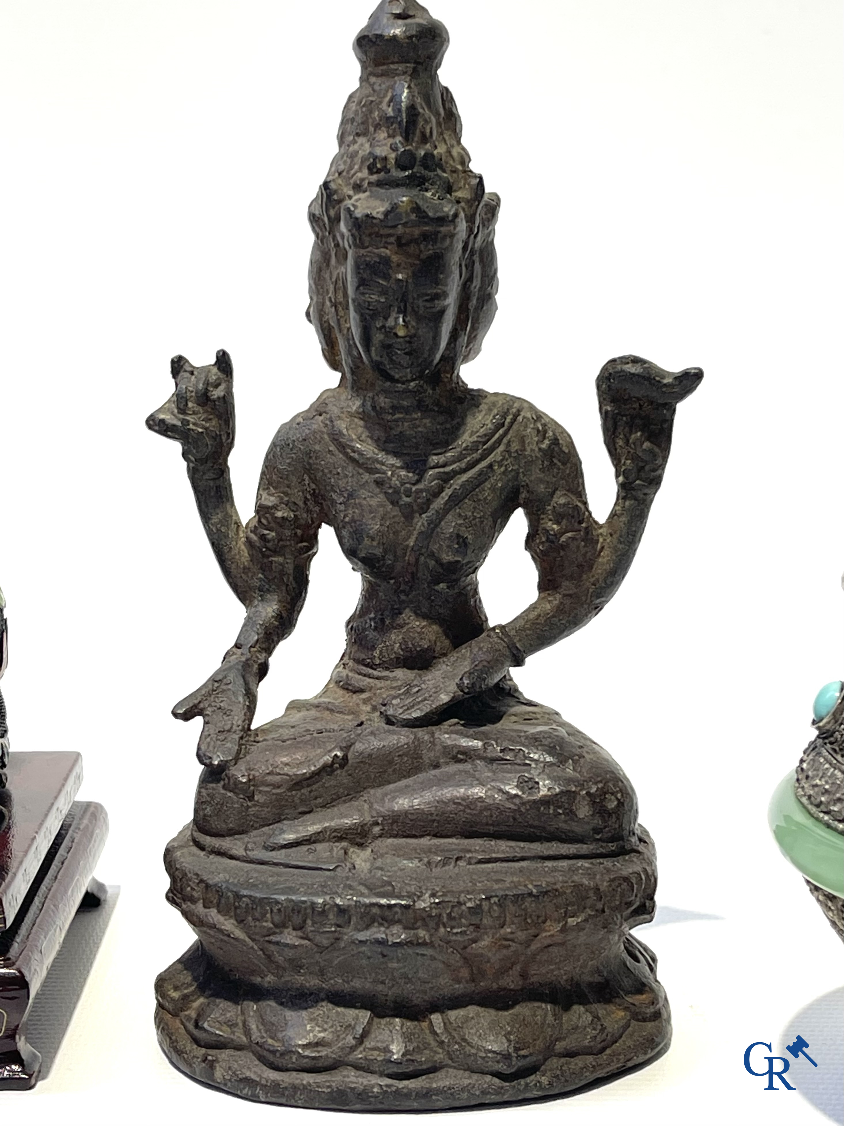 Aziatica. Een zilver, jade en filigraan dekselpot, 2 geëmailleerde filigraan Fo-honden en een bronzen boeddha.