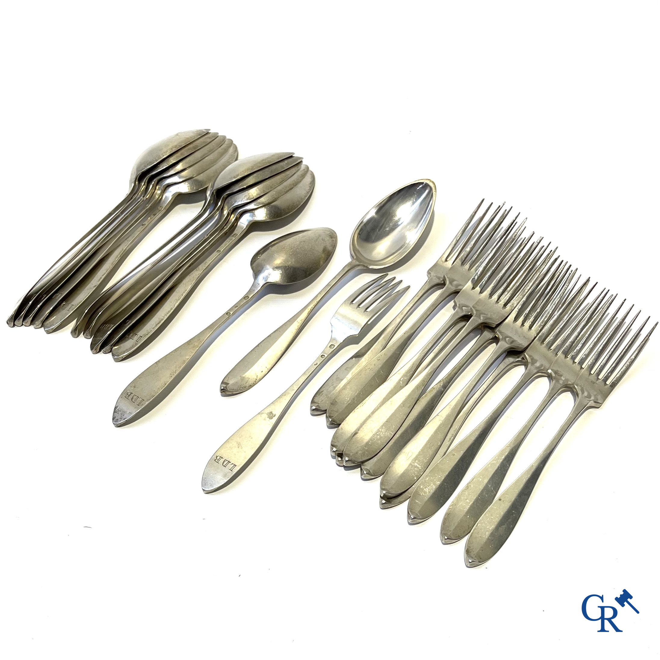 Zilver. Reeks van 12 vorken en 12 lepels in zilver, 2de gehalte. Initialen LDB. Begin 19e eeuw.