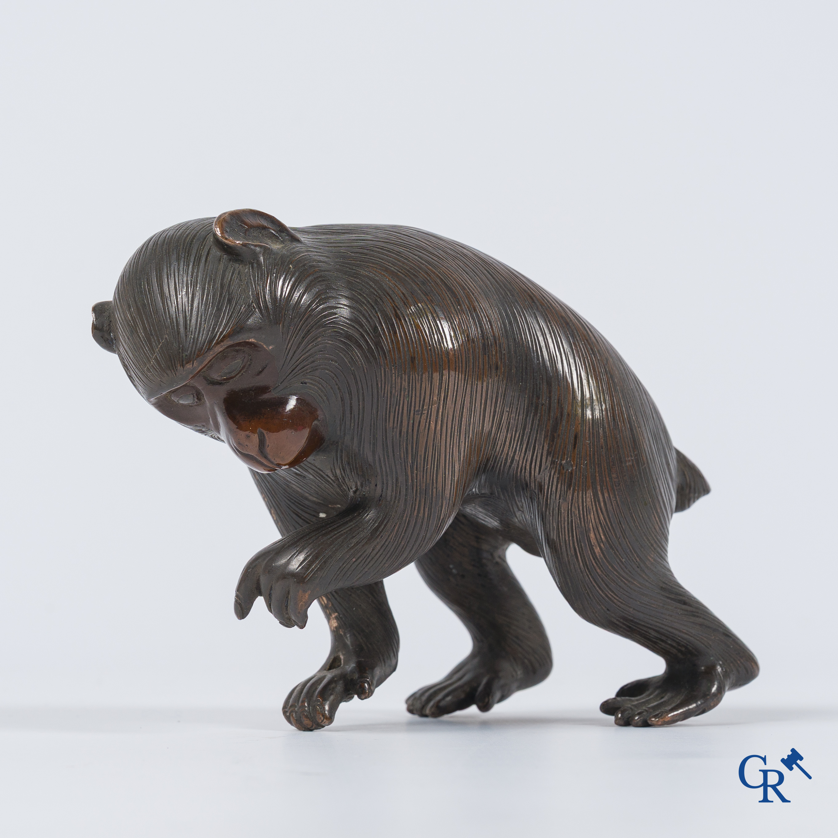 Aziatica. Japan. Een bronzen aapje. Meiji-periode.