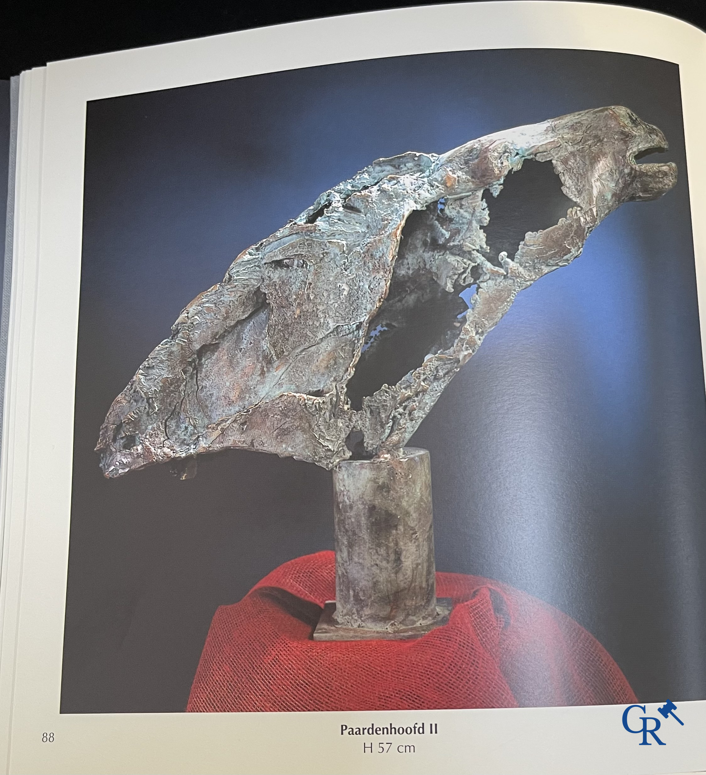 Jan Desmarets (*) Een grote esquisse in plaaster van een paardenhoofd. Niet gesigneerd.