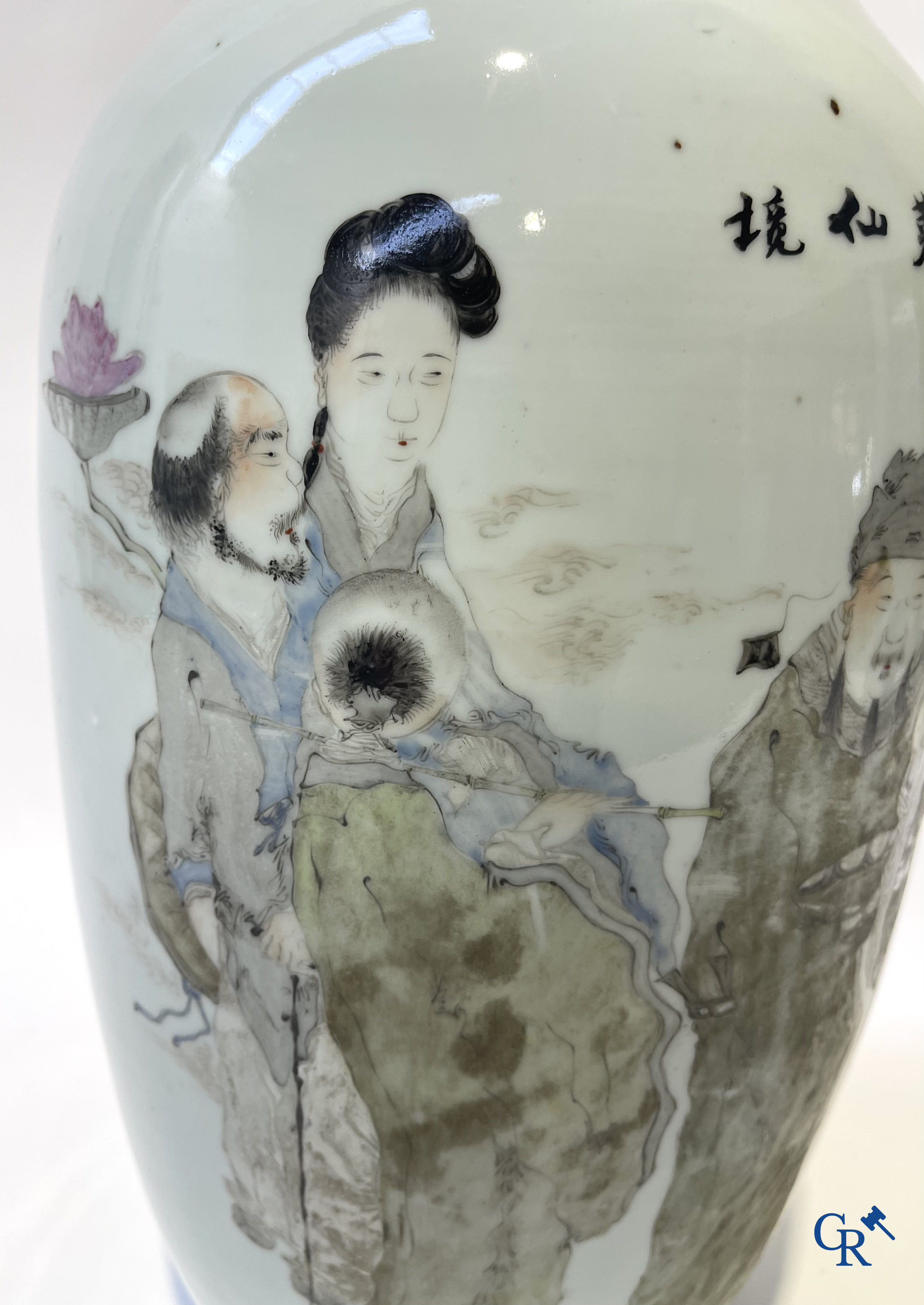 Aziatica. Chinese qianjiang cai vaas in porselein met onsterfelijken en kalligrafie. Gesigneerd. 19e-20ste eeuw.