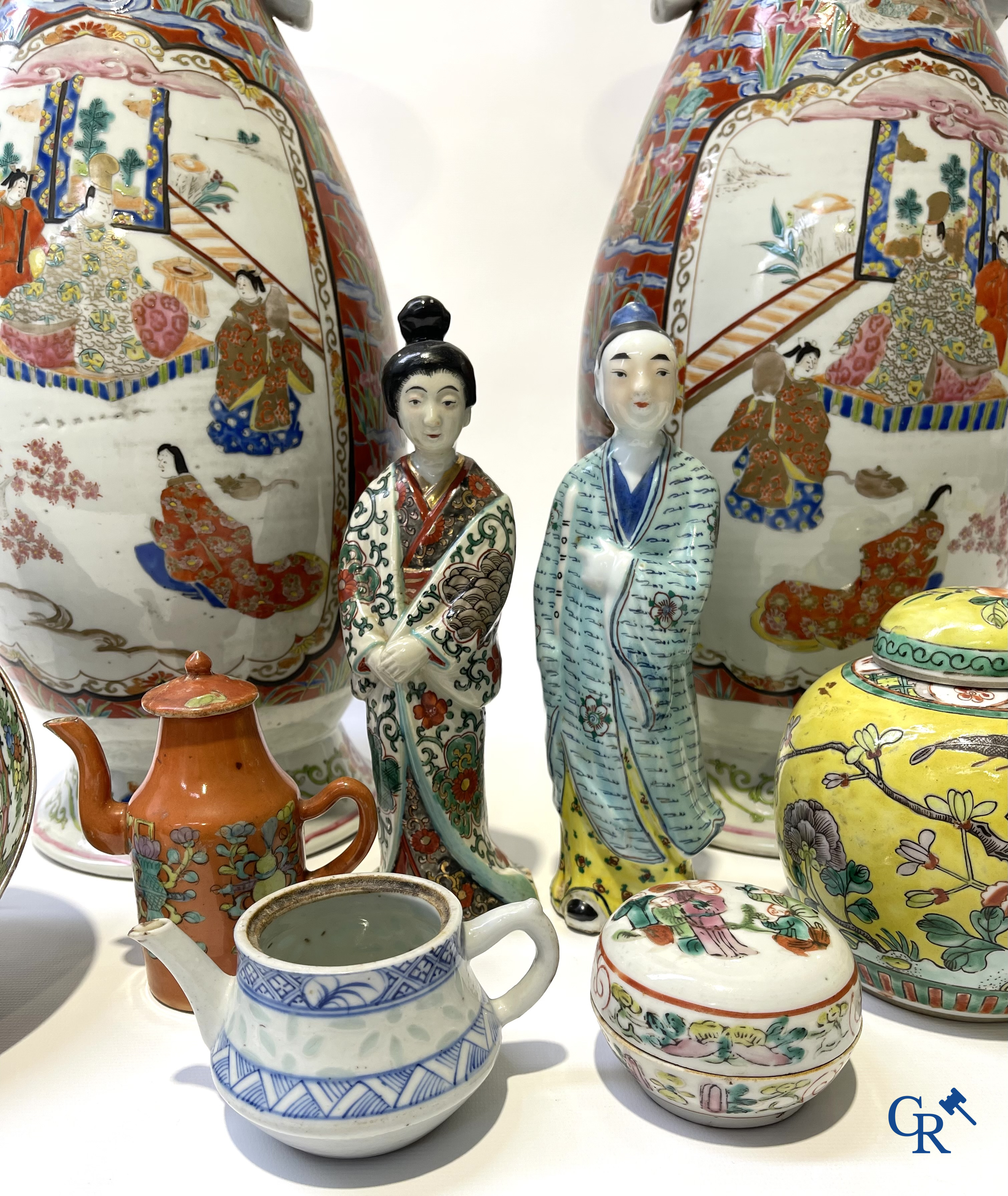 Aziatica. Een kavel met Chinees en Japans porselein. 19e en 20ste eeuw.