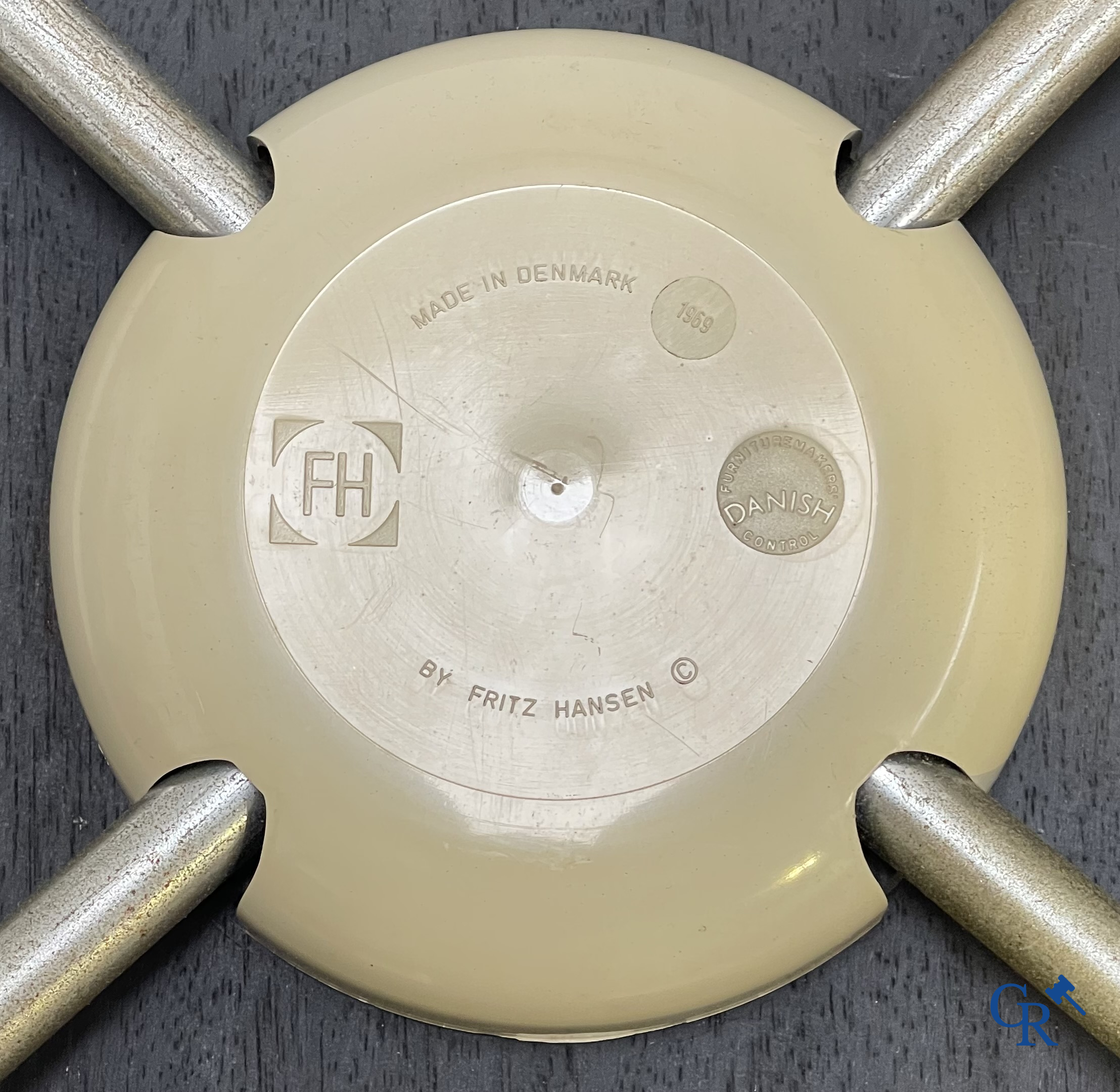 Arne Jacobsen (1902-1971) Een reeks van 4 stoelen in hout en metaal. Editie Fritz Hansen.