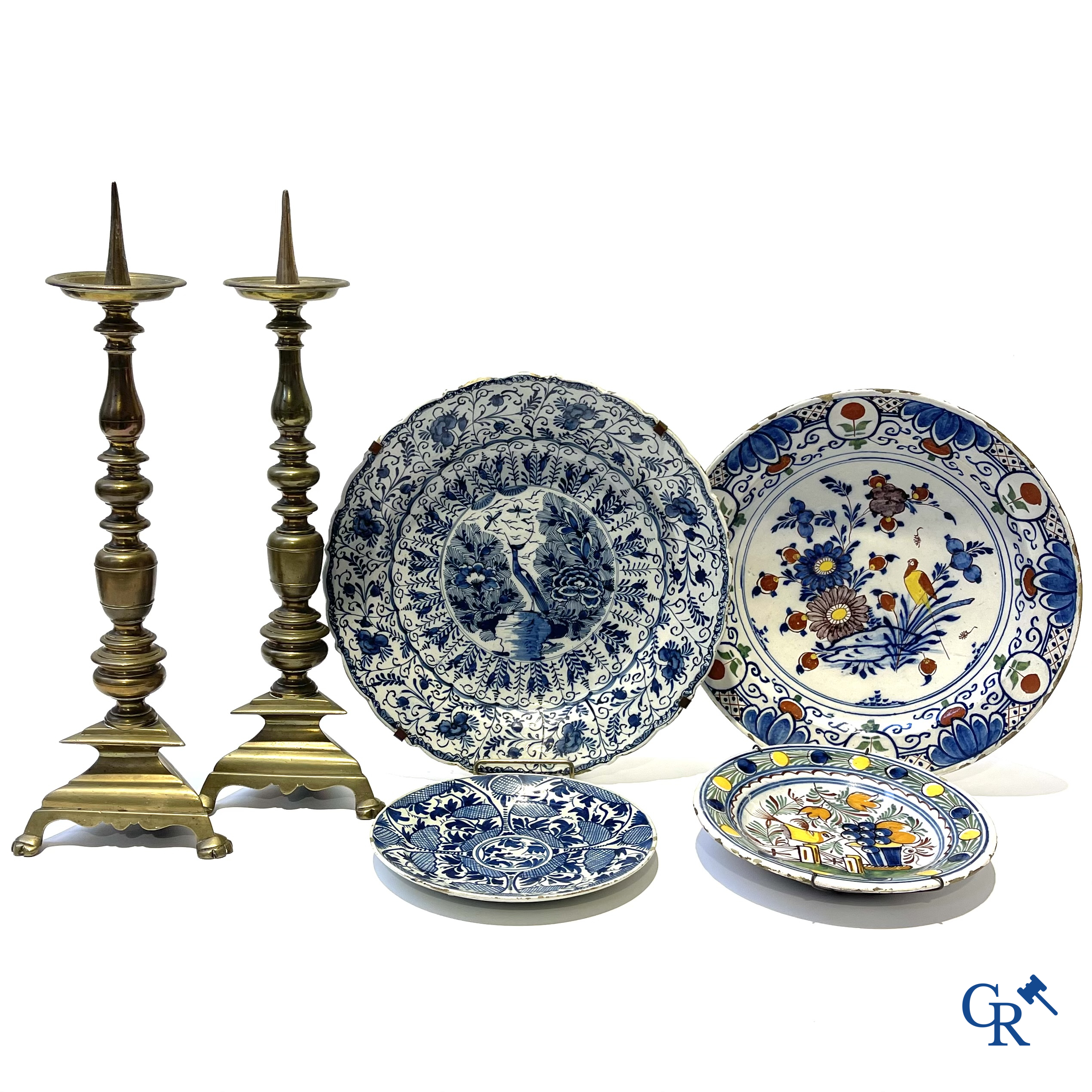 Delft. Een kavel van een paar bronzen kandelaars, 2 antieke Delftse schotel en 2 Delftse borden. 18e eeuw.