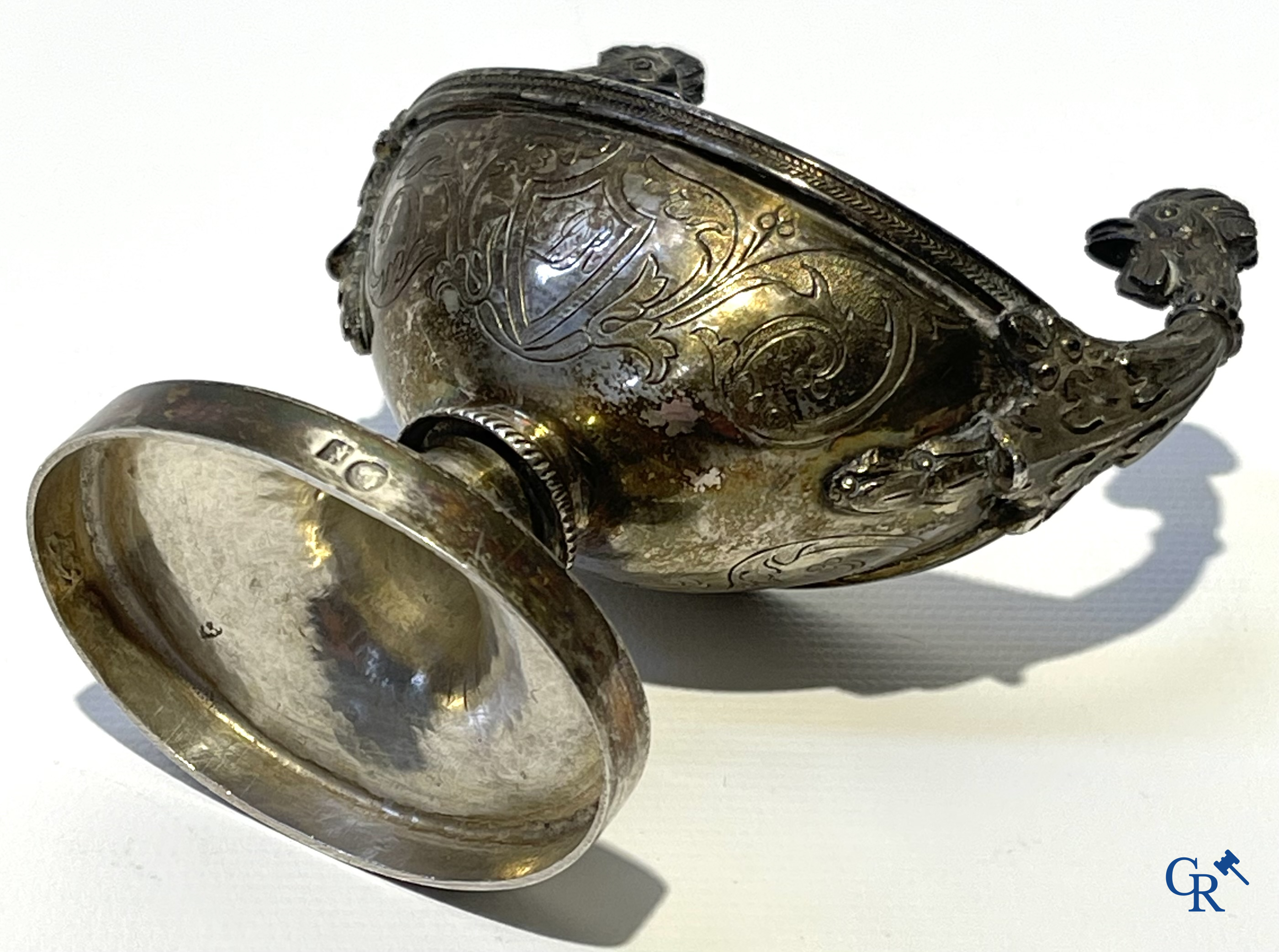 Paar zilveren zoutvaatjes met hanenkopmotief. Zilver 2de gehalte. Meerdere keurmerken. Belgisch werk 19e eeuw.