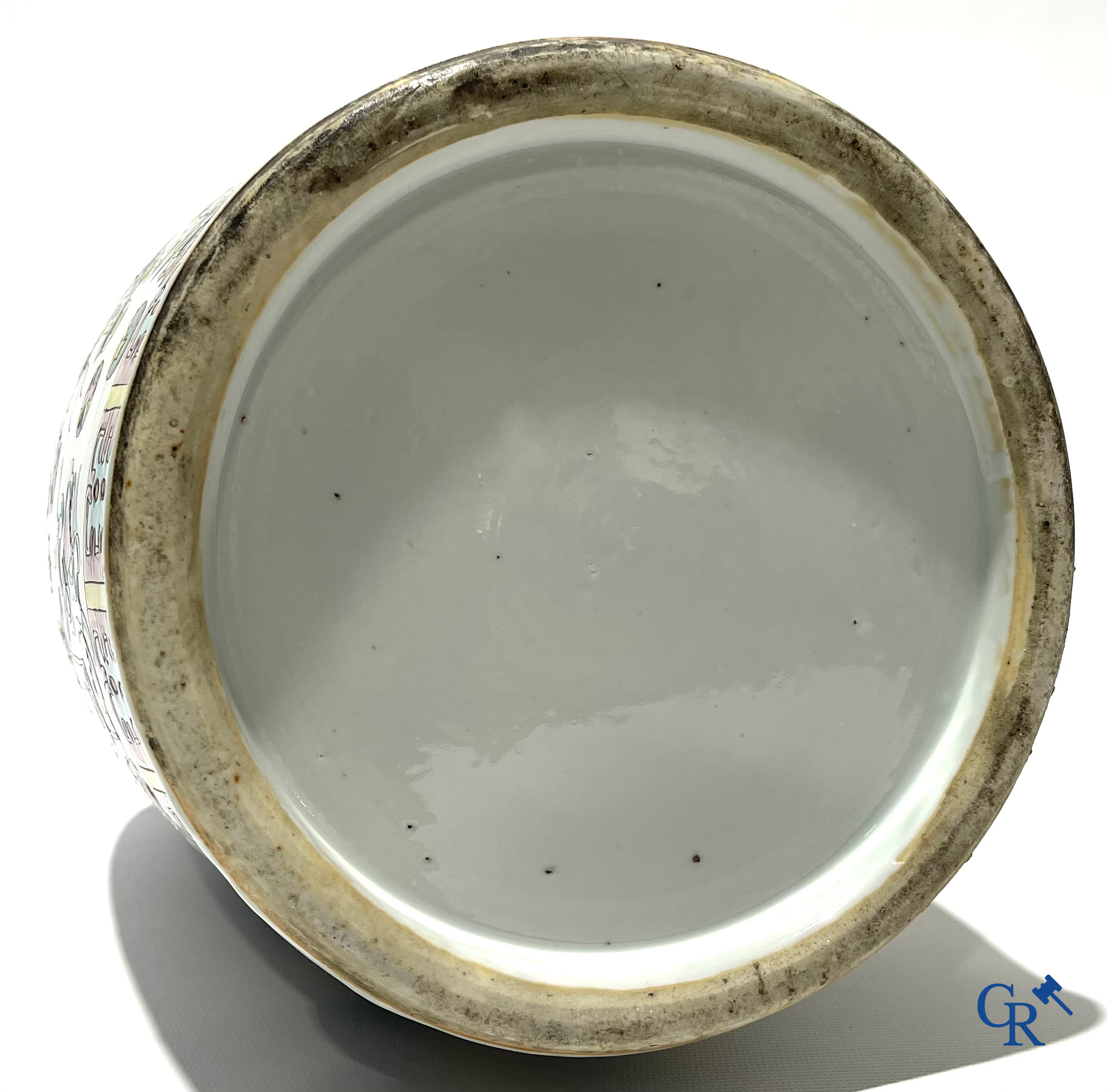 Aziatica. Chinees porselein. Een grote Chinese vaas met honderd antiquiteiten decor. 19de eeuw.