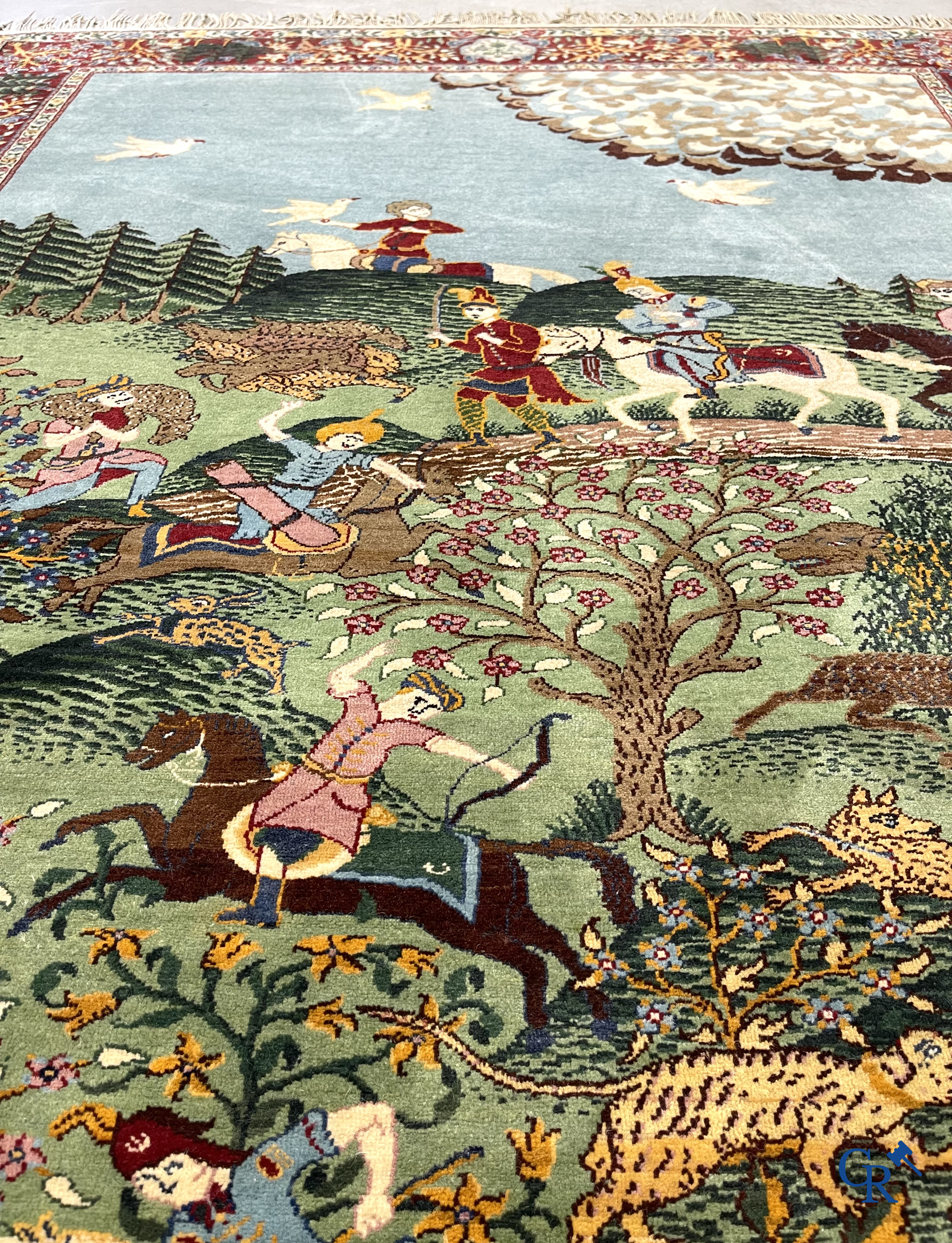 Oosterse tapijten. Ghoum. Een groot handgeknoopt tapijt met jachttaferelen.