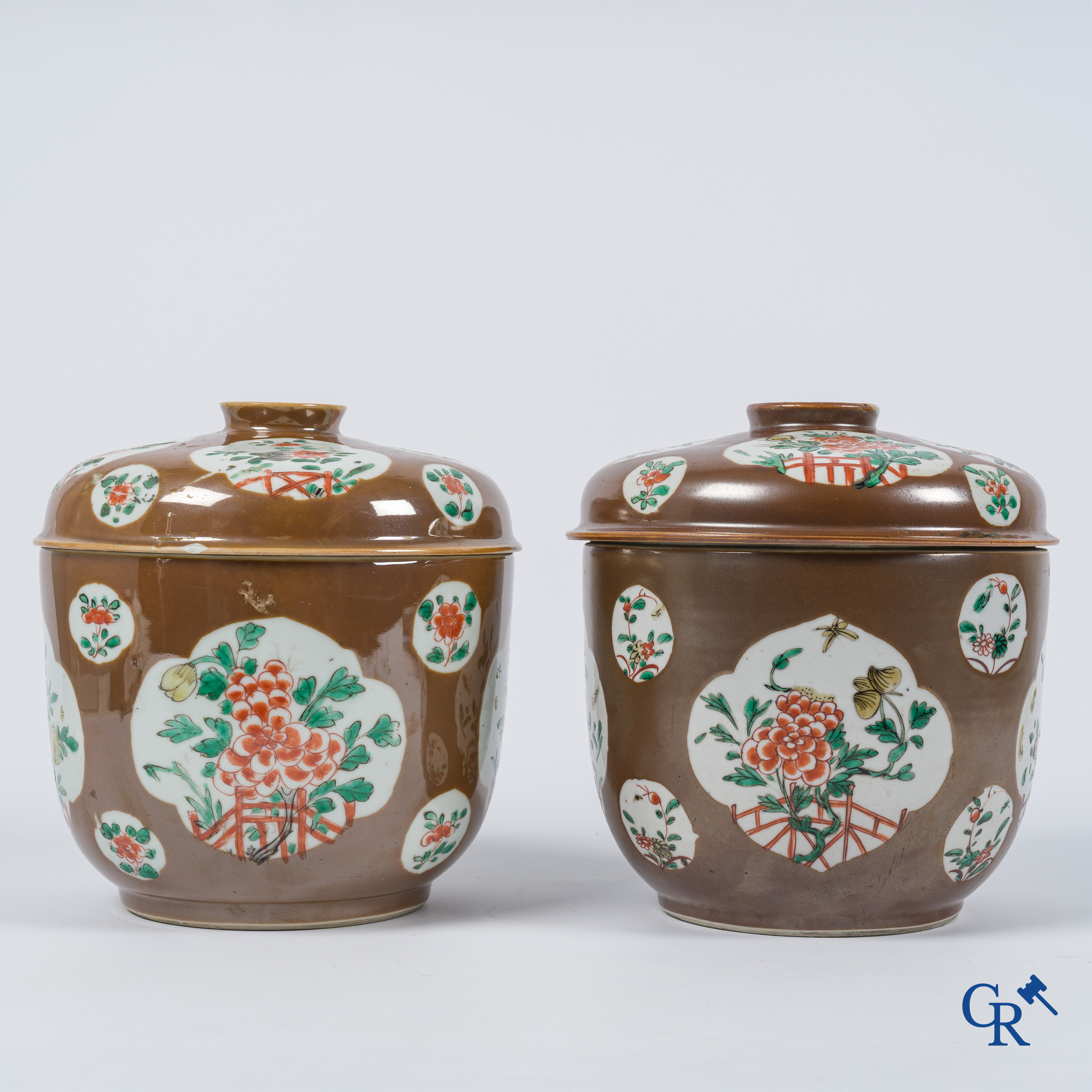 Aziatica. Chinees porselein. 2 grote Chinese famille rose dekselpotten met capucijnen fondkleur. Qianlong Periode.