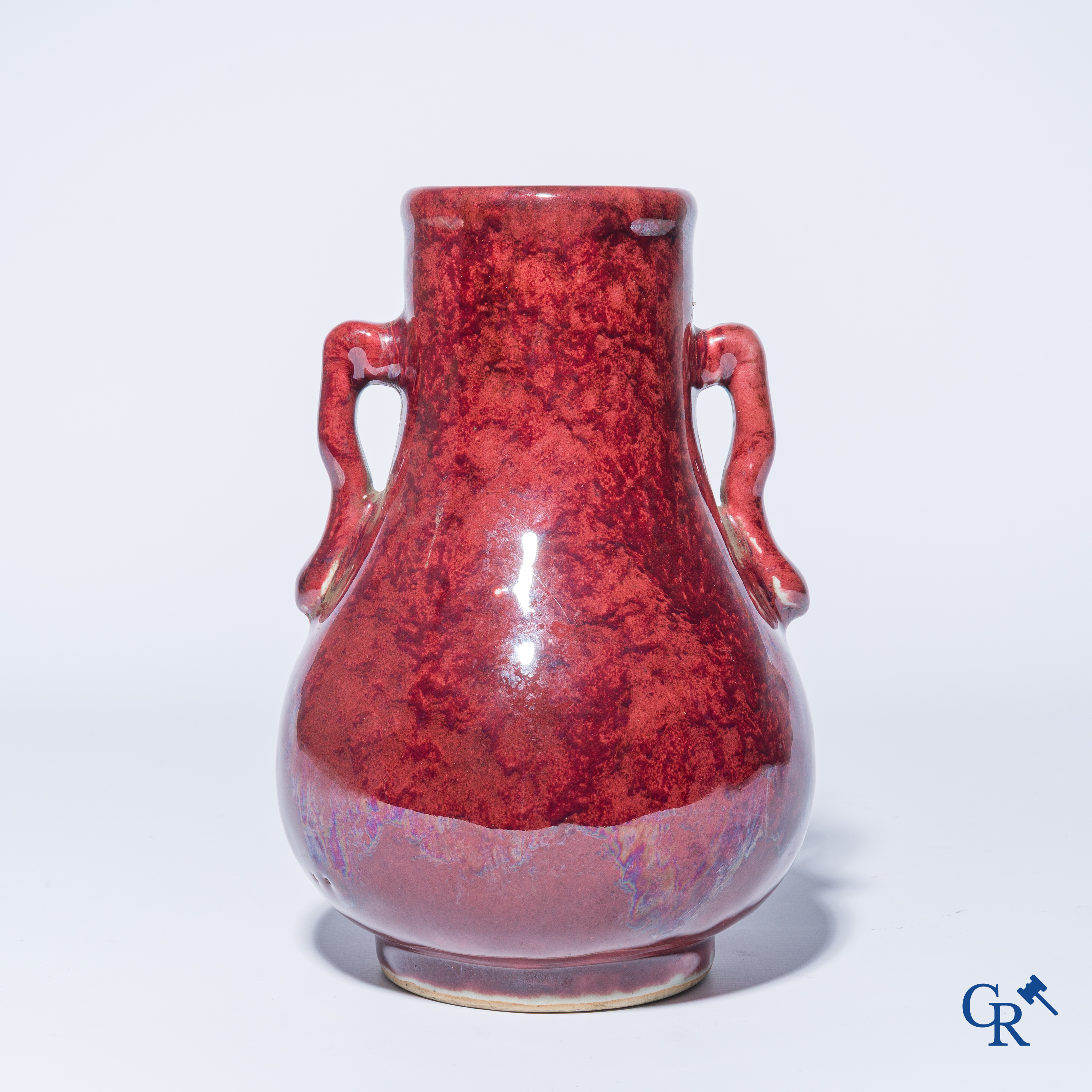 Aziatica. Een Chinese porseleinen Sang de boeuf vaas. 19e eeuw.