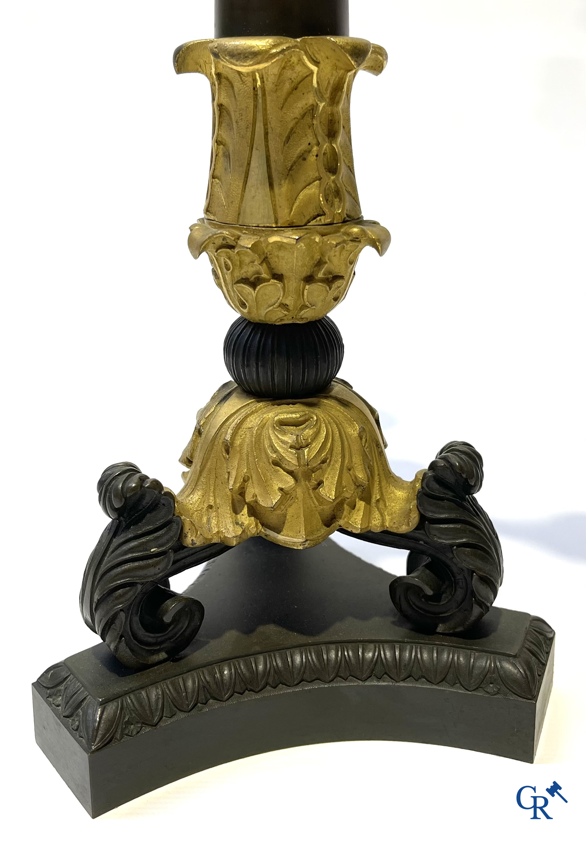 Paar grote Charles X kandelaars in gepatineerd en verguld brons. Frankrijk 19e eeuw.