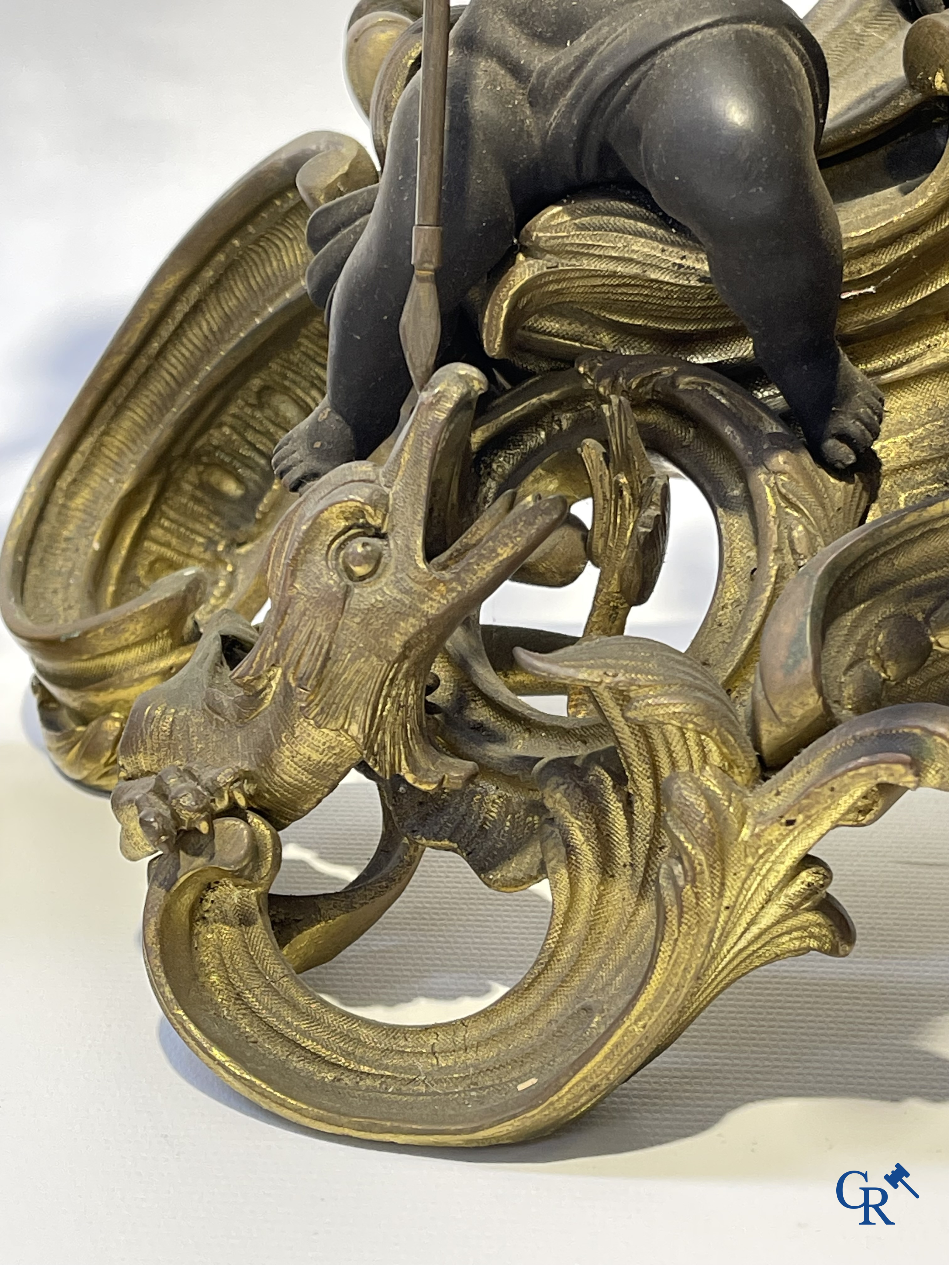 Raingo frères à Paris. Een imposante schouwgarnituur in vergulde en donker gepatineerde brons. LXV-stijl. 19e eeuw.