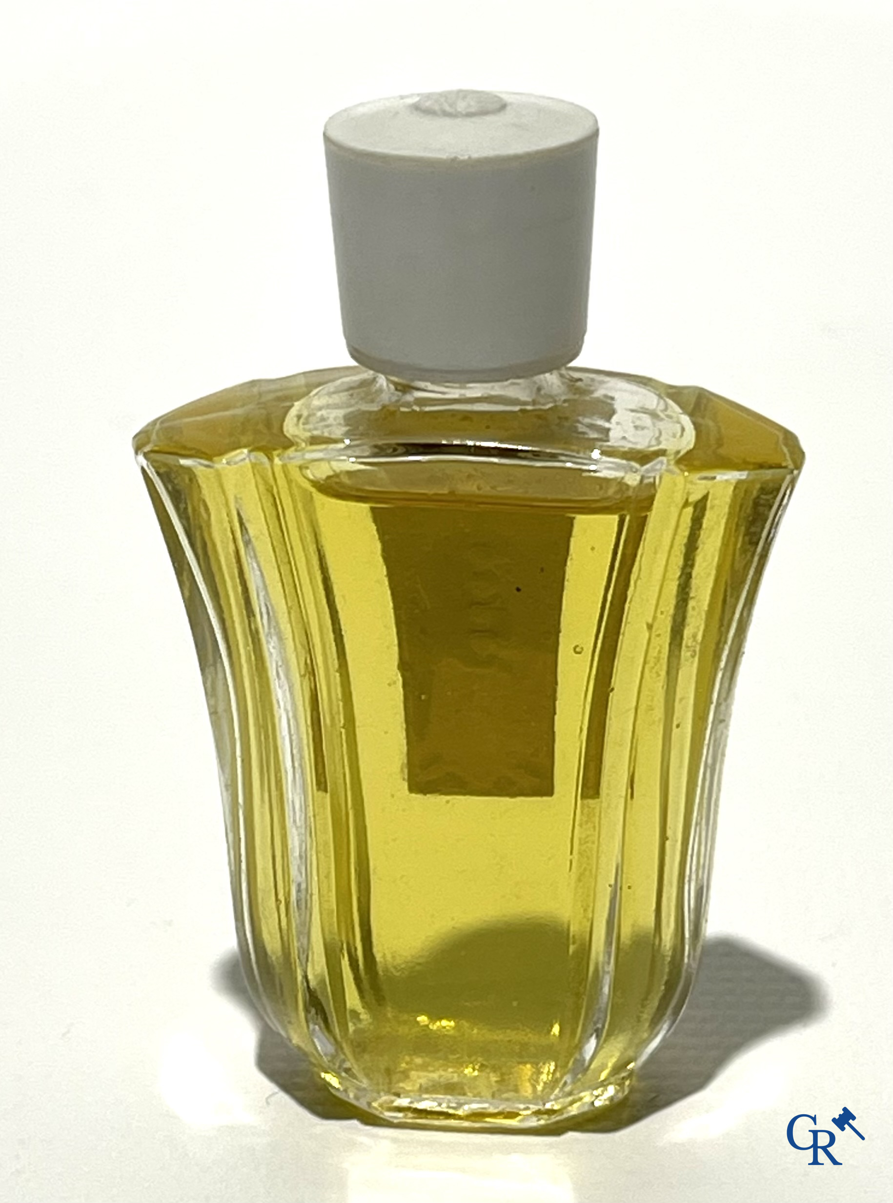 Art deco. Lot van 7 parfumflessen waarvan enkele in de originele doos. Jaren '30 tot '50. Bourjois en Roger & Gallet.