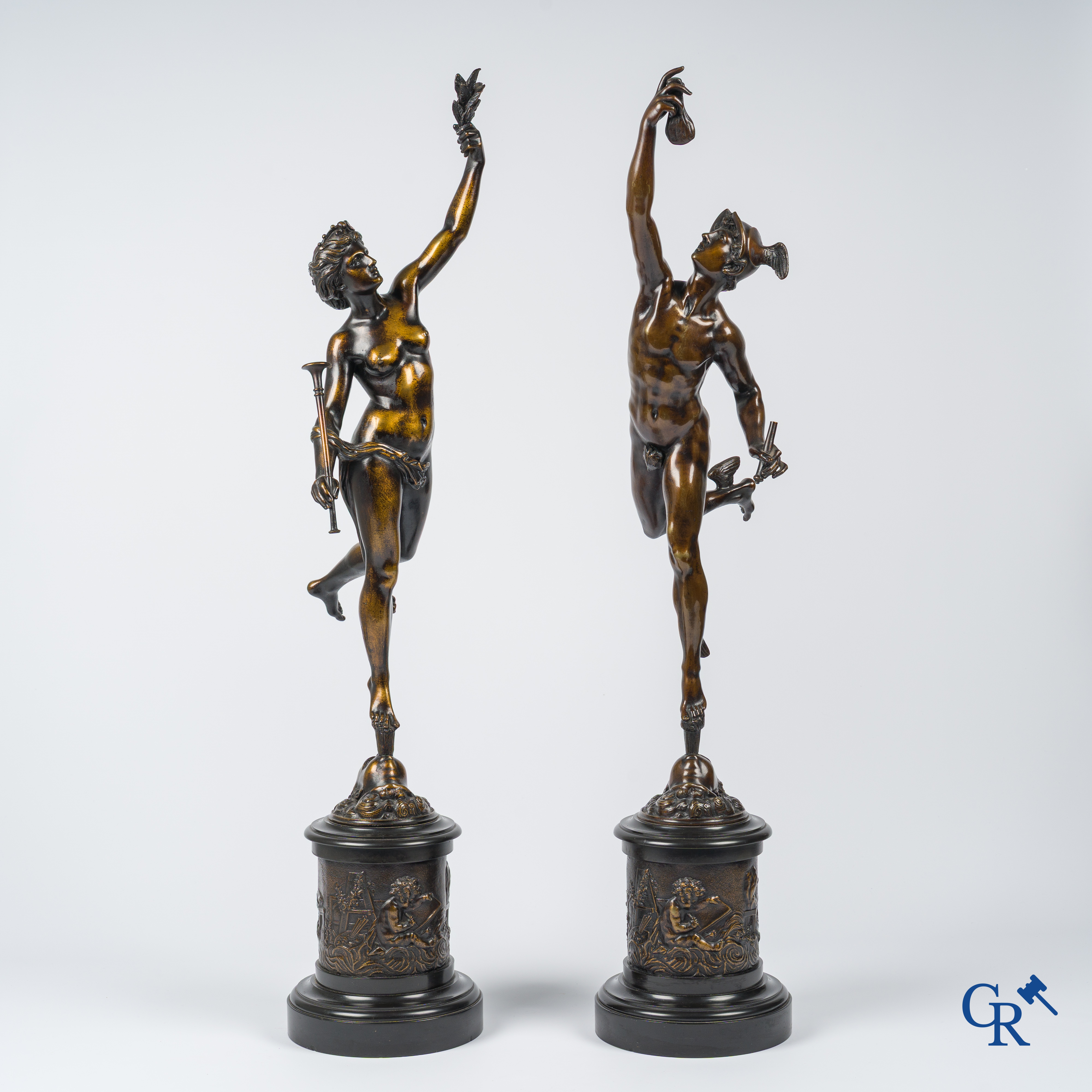 Een paar imposante bronzen beelden in de antieke stijl naar een model van Jean De Bologne.