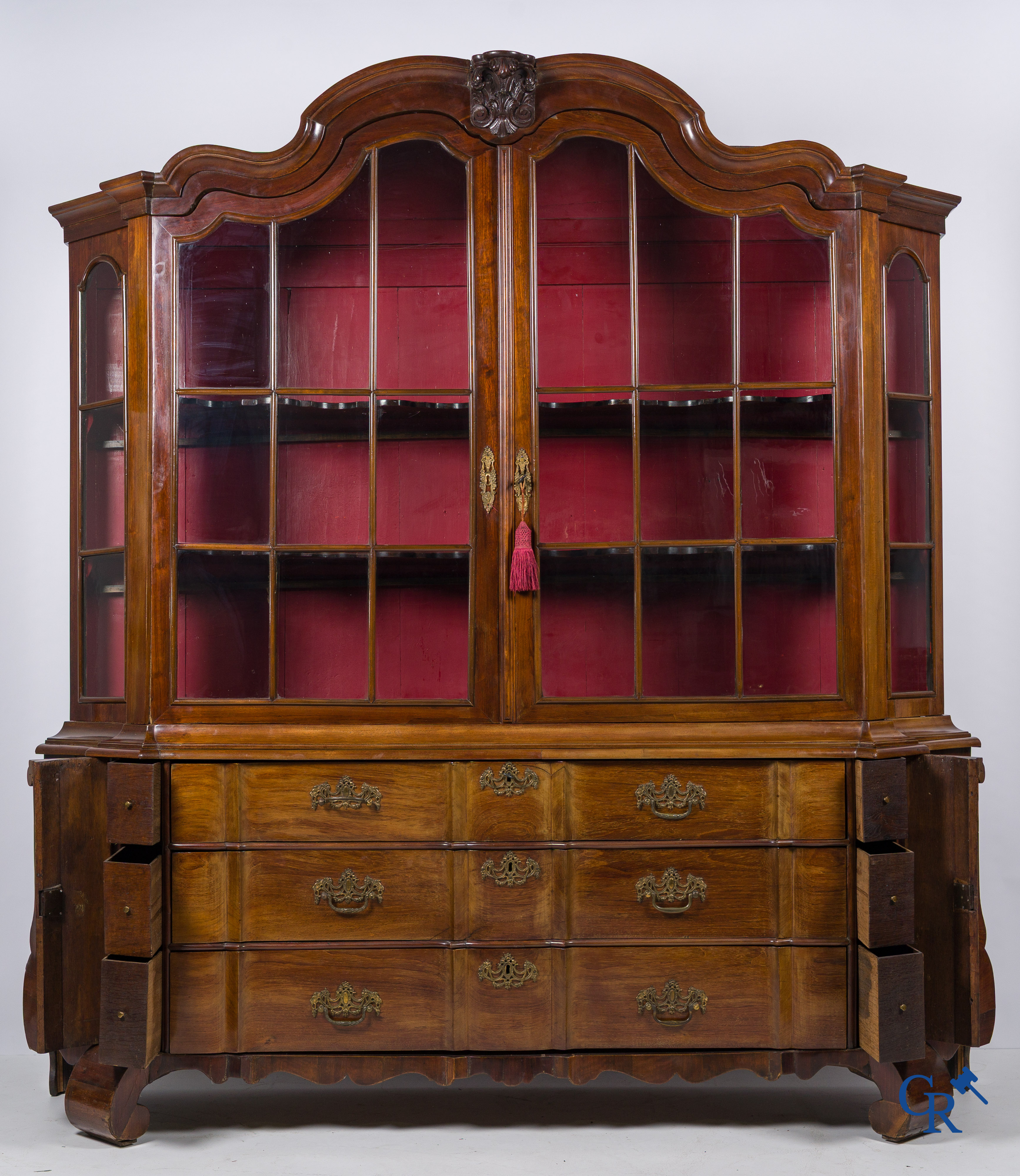 Hollandse vitrinekast met 3 laden. Mahonie. 18e eeuw.