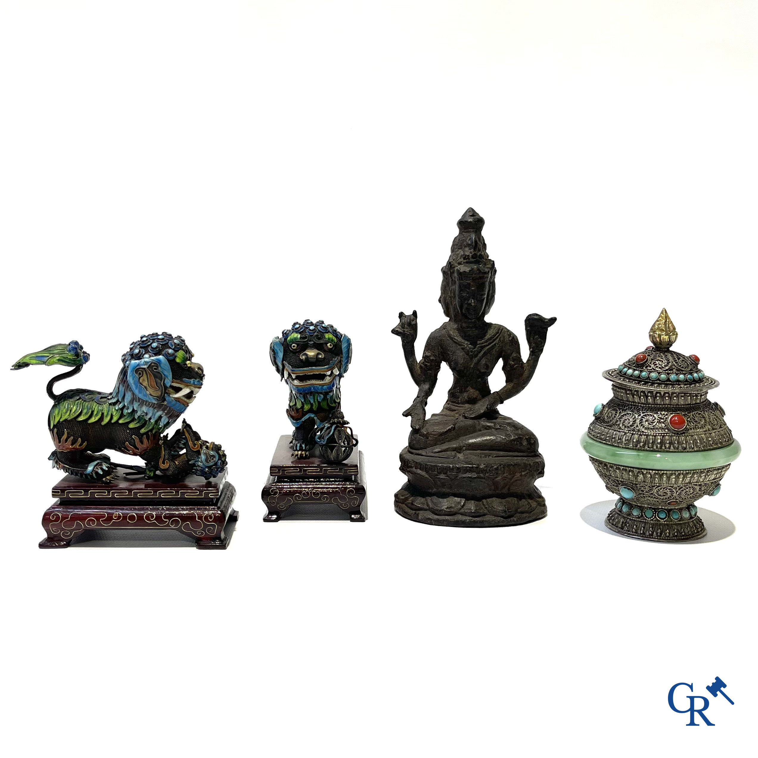 Aziatica. Een zilver, jade en filigraan dekselpot, 2 geëmailleerde filigraan Fo-honden en een bronzen boeddha.