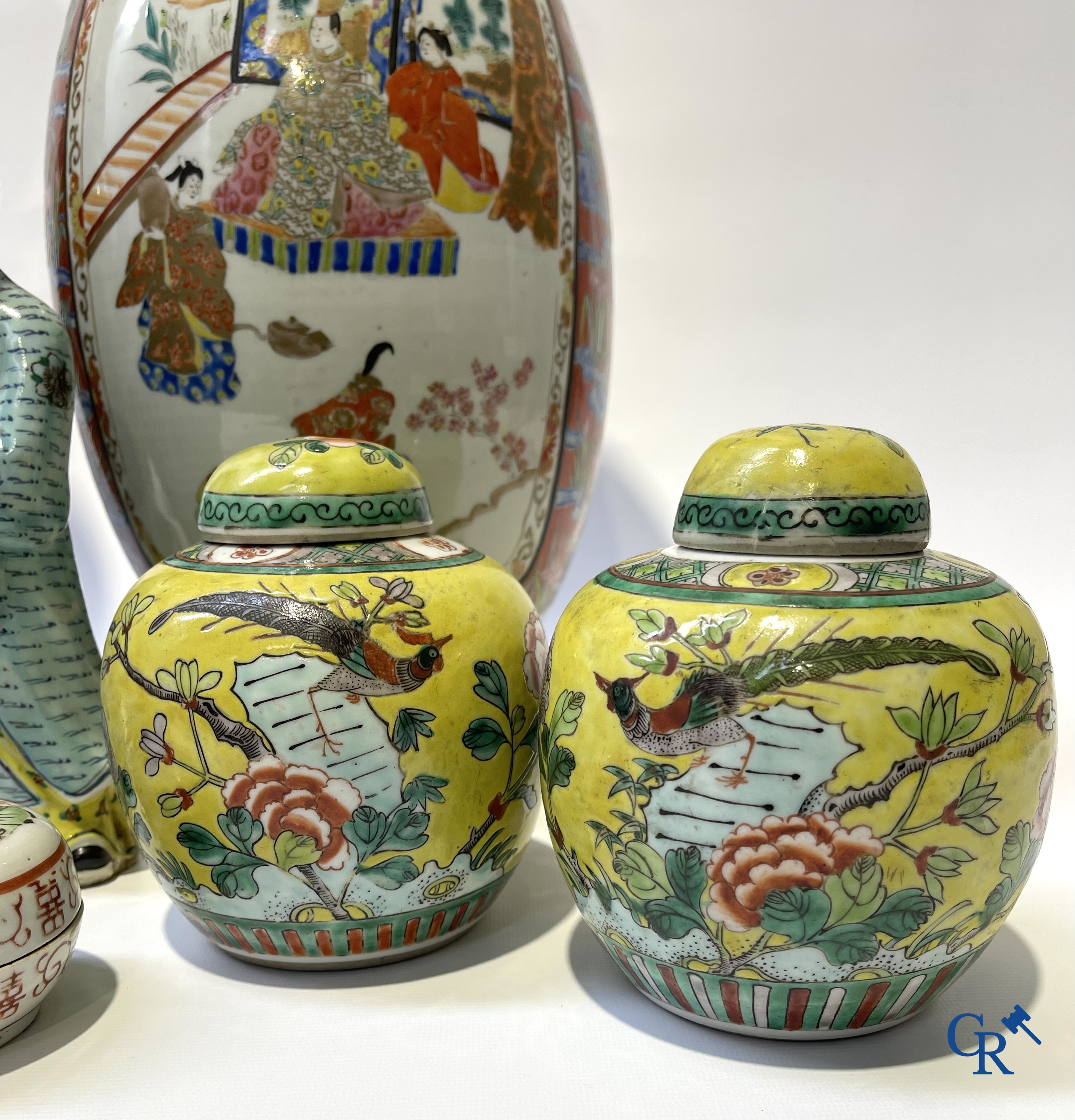 Aziatica. Een kavel met Chinees en Japans porselein. 19e en 20ste eeuw.