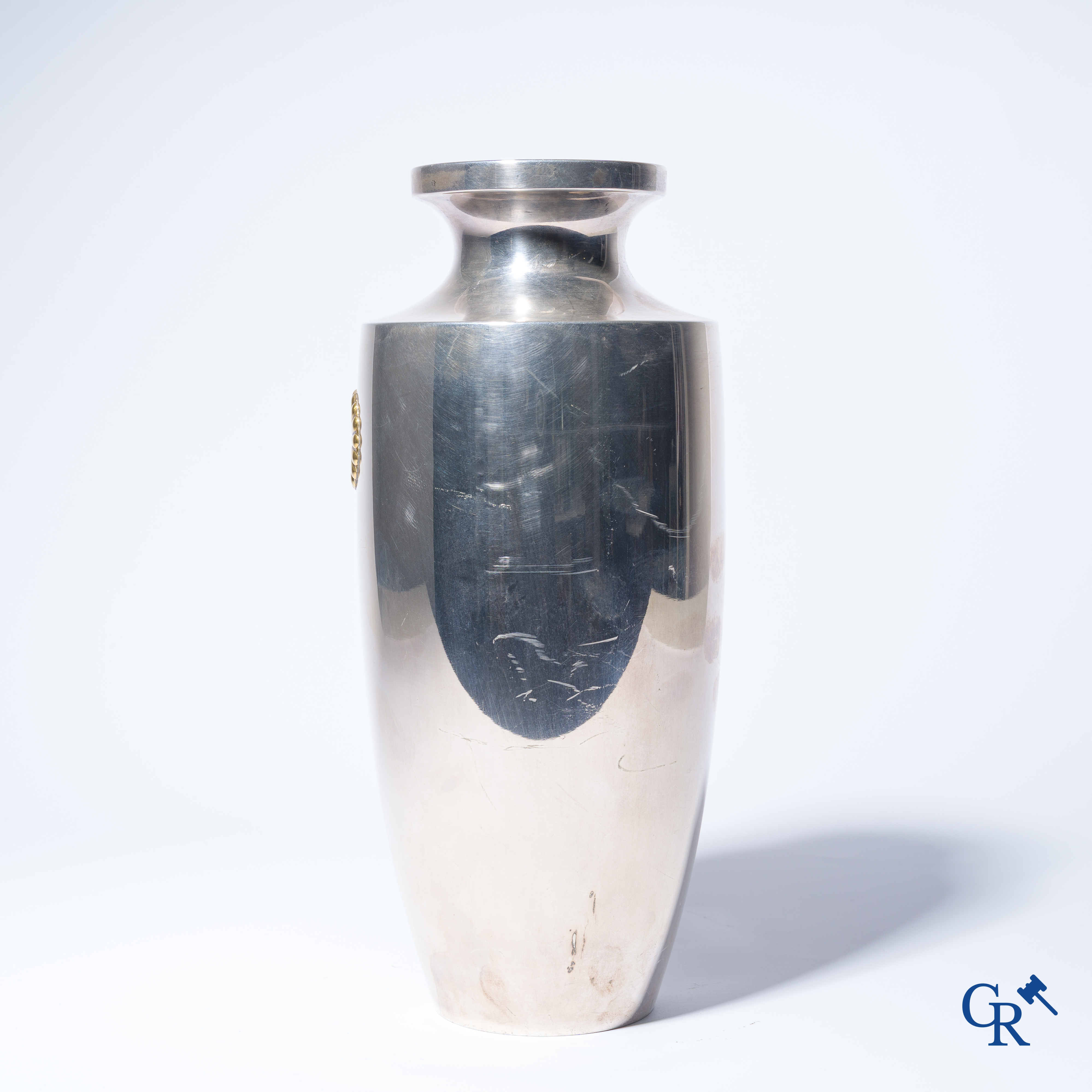 Aziatica. Japanse keizerlijke vaas in zilver gedecoreerd met een gouden floraal medaillon, Kiku Mon. 20ste eeuw.