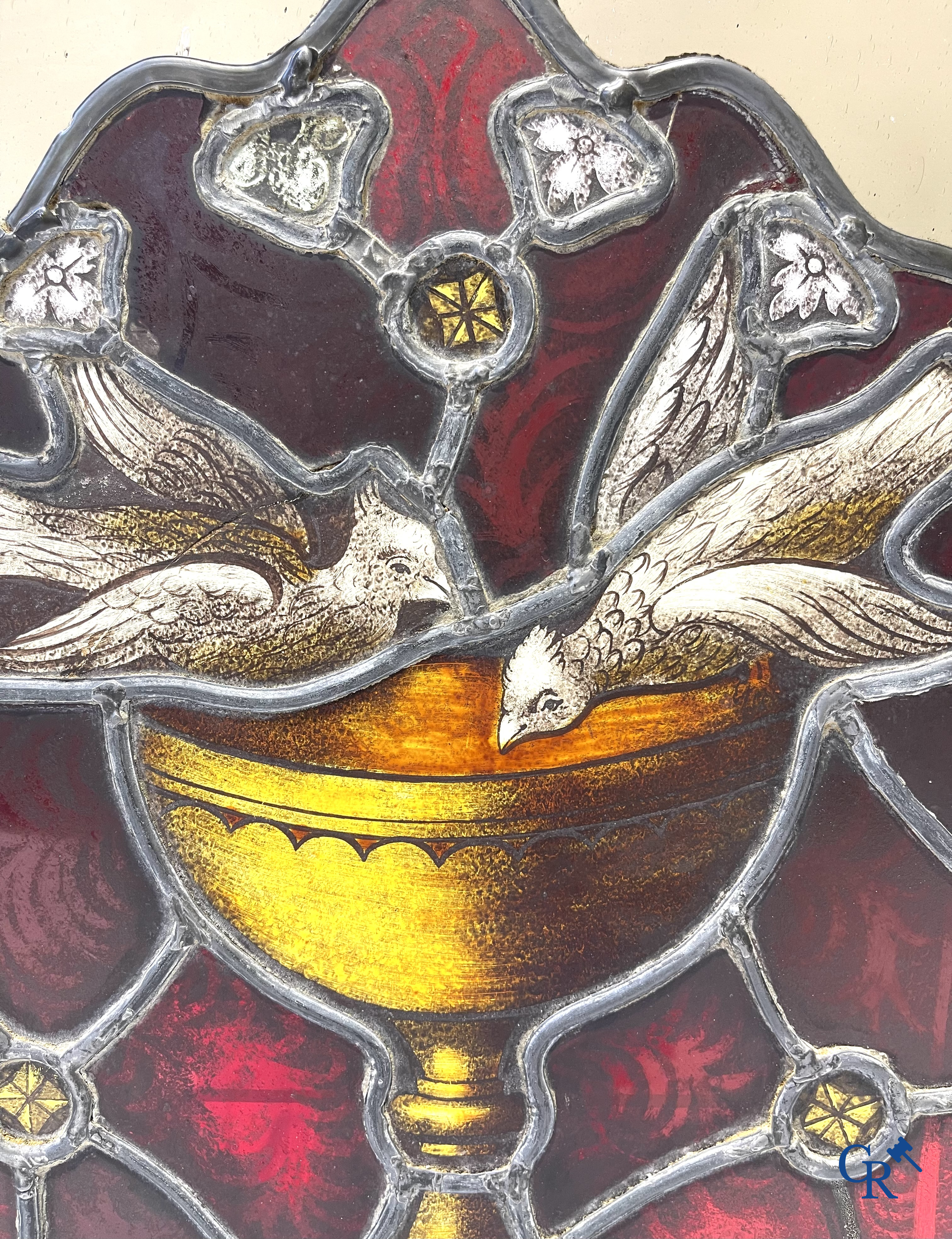 Religieuze objecten. Glas in loodraam met brandglas, kader met kruis in bewerkt leder, ovale kader als souvenir.