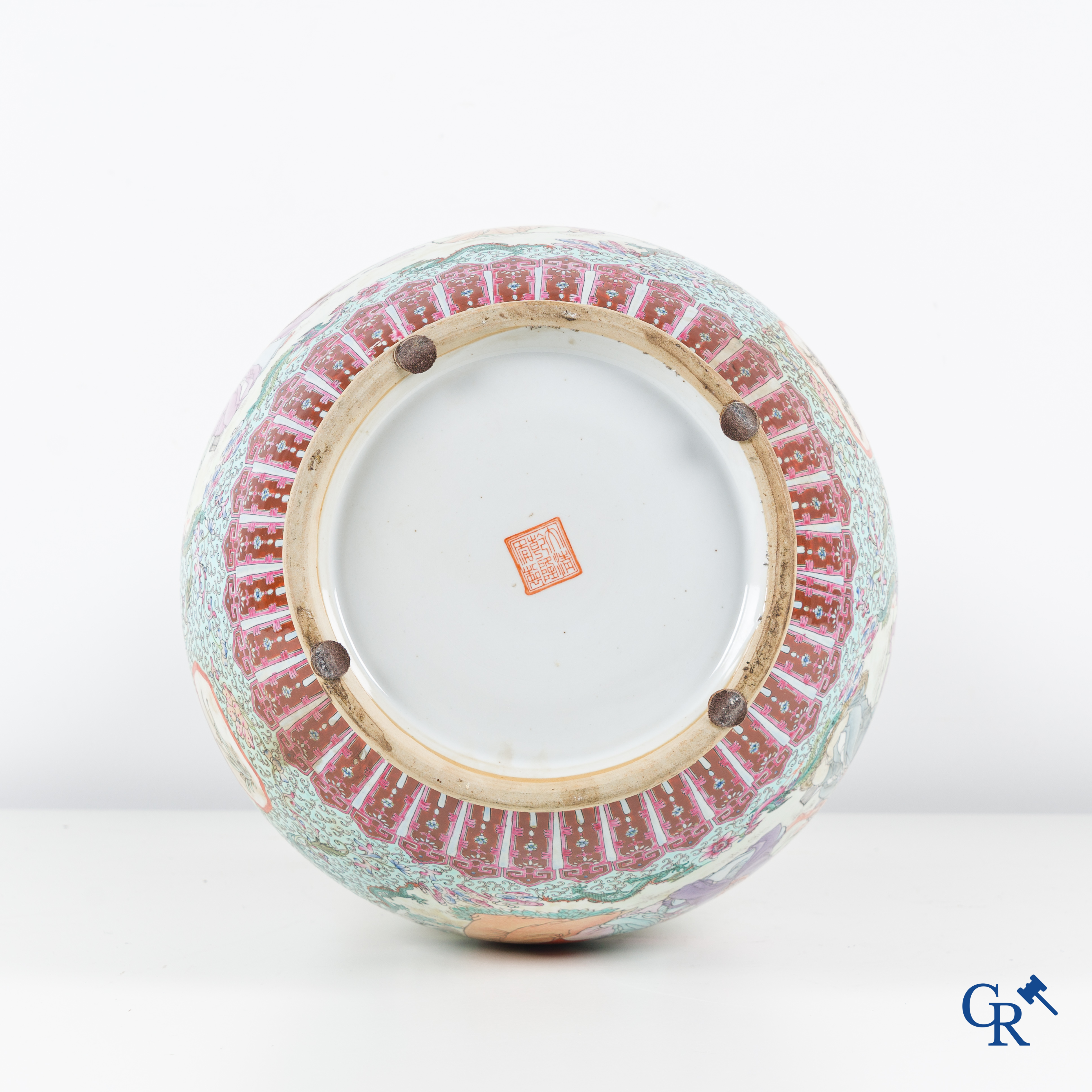 Aziatica, een Chinese famille rose bolvaas met geletterden. 20ste eeuw.