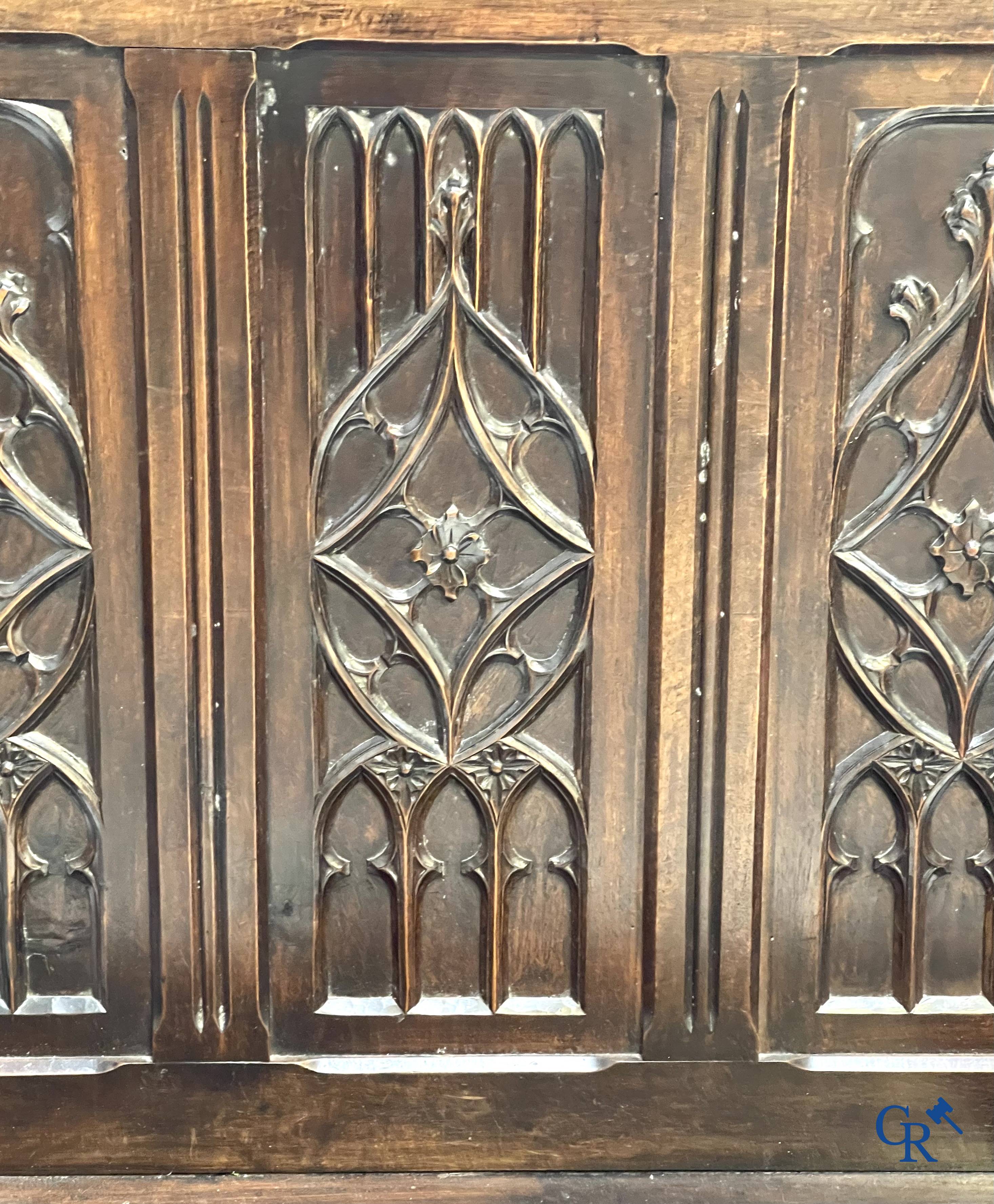 Een neogotische hallbank met koffer in notelaar. Gemerkt "Au Gros Chêne" à Paris.