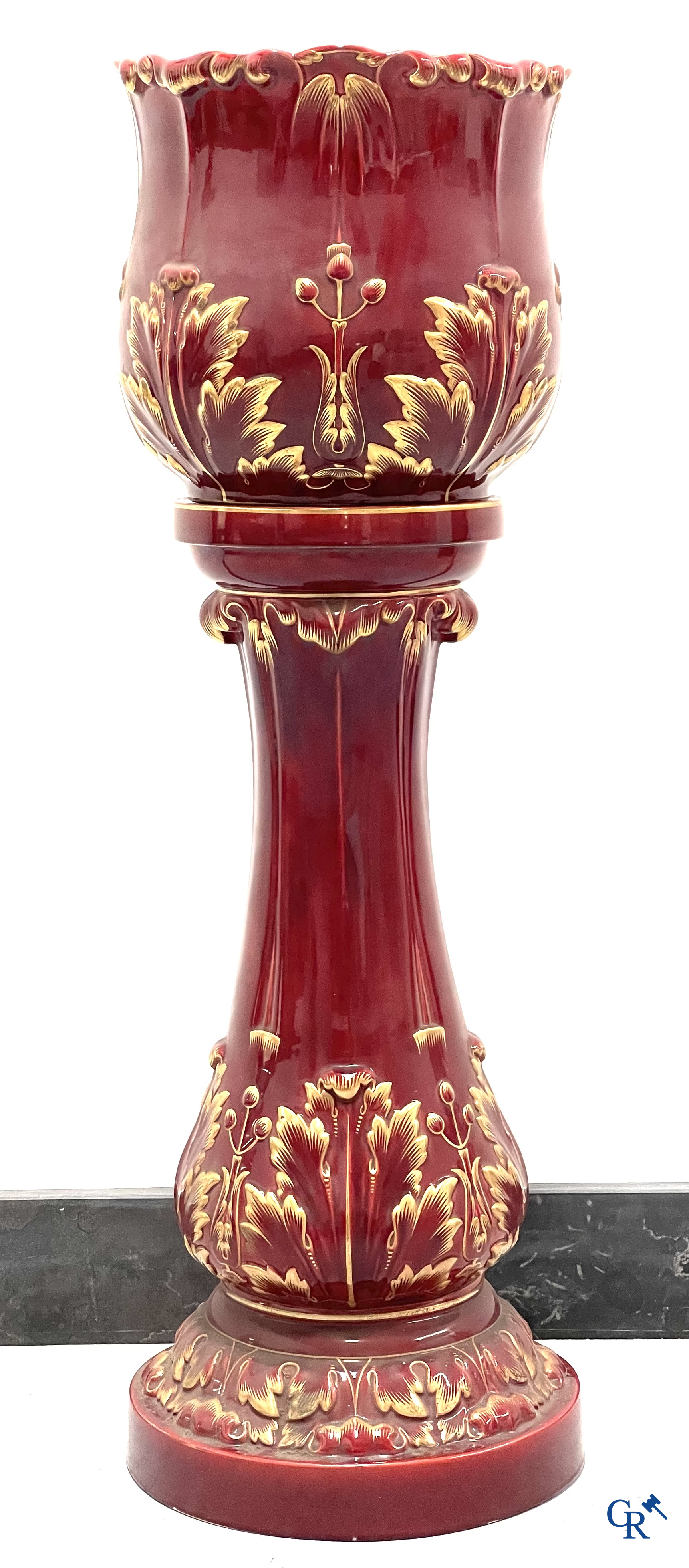 Art Nouveau, Sarreguemines. Een cache pot in geëmailleerde faience of barbotine op bijhorende staander. Circa 1910.