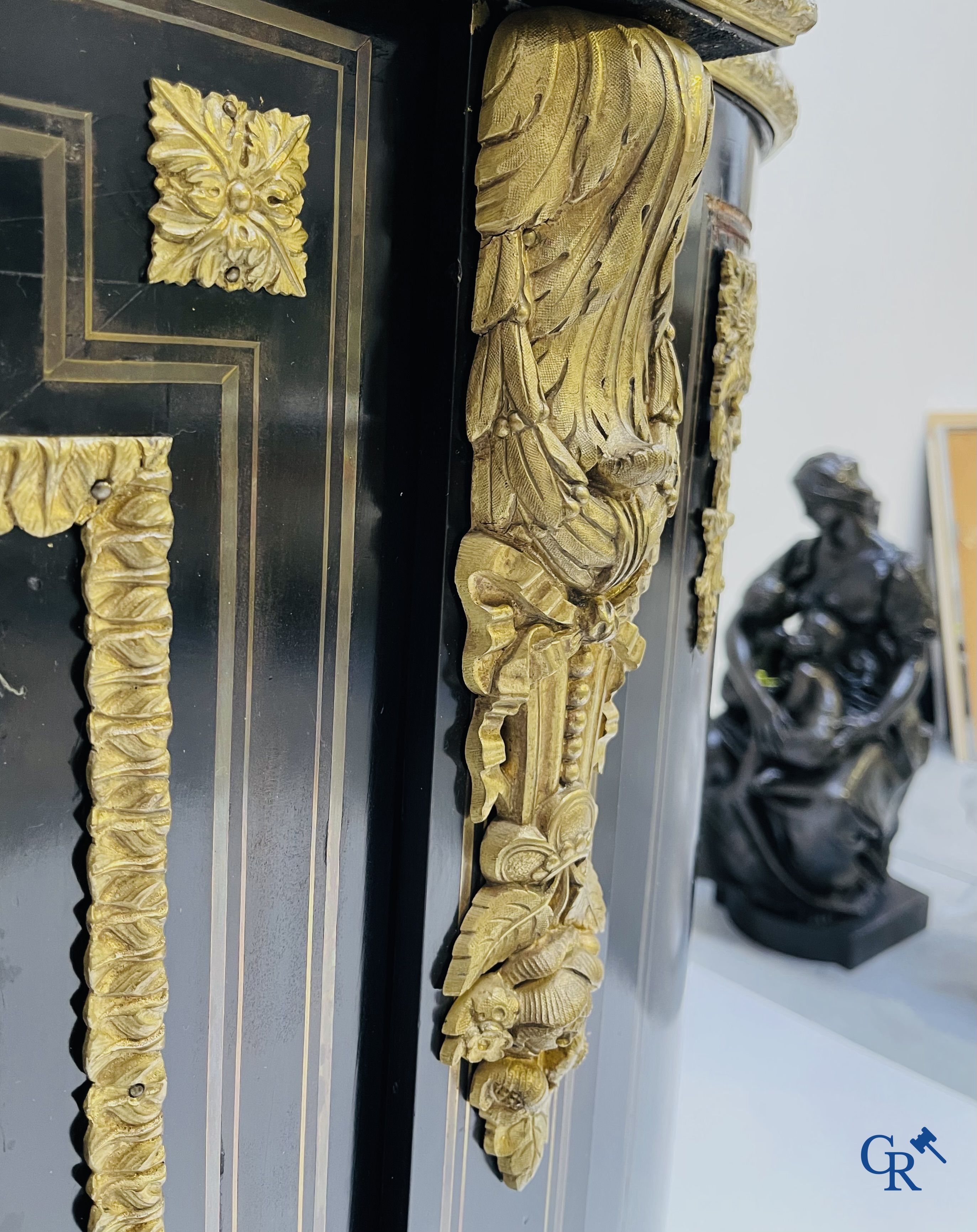 Napoleon III meubel in zwartgelakt hout en bronsbeslag. Marquetterie in de stijl van Boulle en parelmoer inlegwerk.