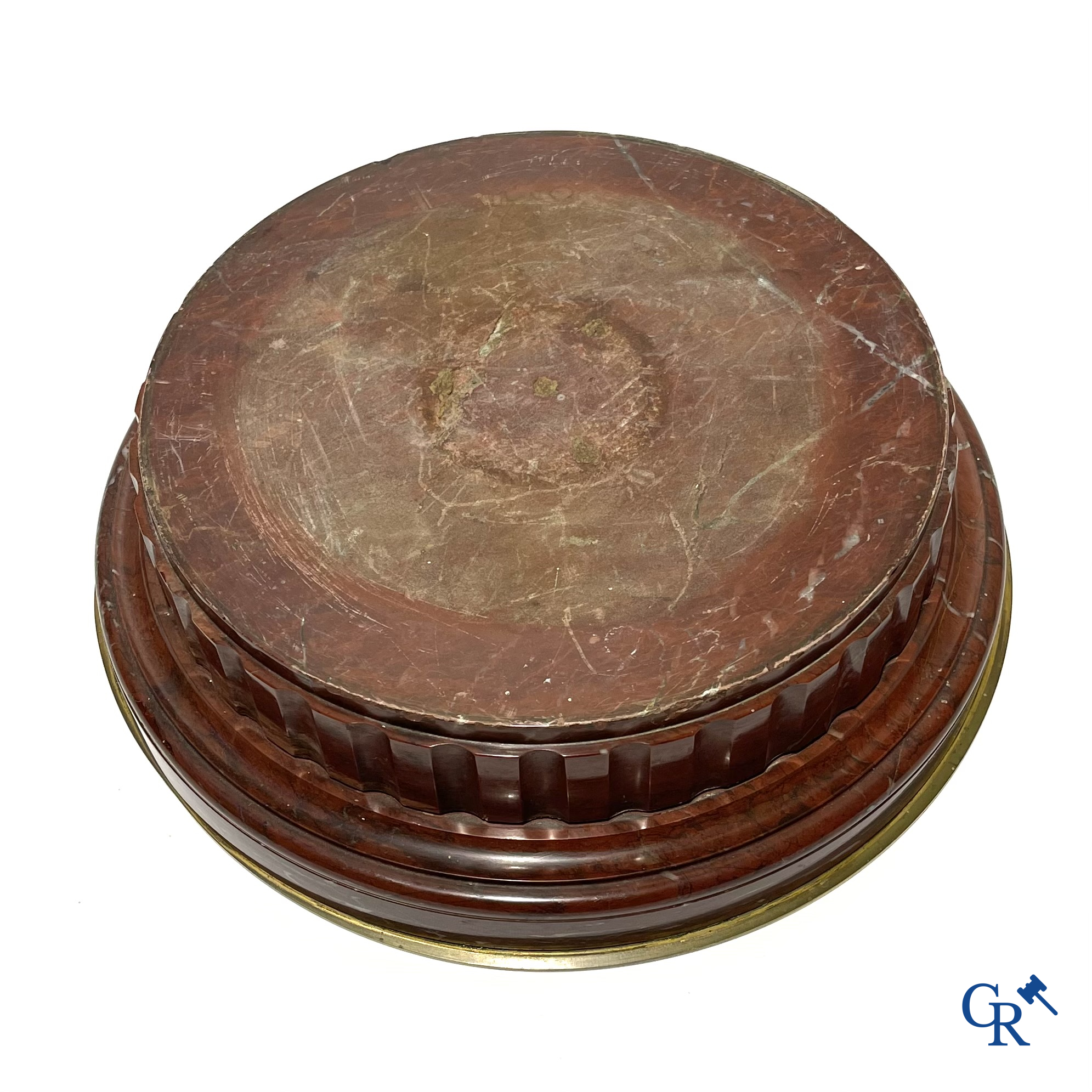 Een sokkel in rood geaderde en gesculpteerde Belgische marmer "Rouge Griotte" met bronzen omranding. Circa 1900.