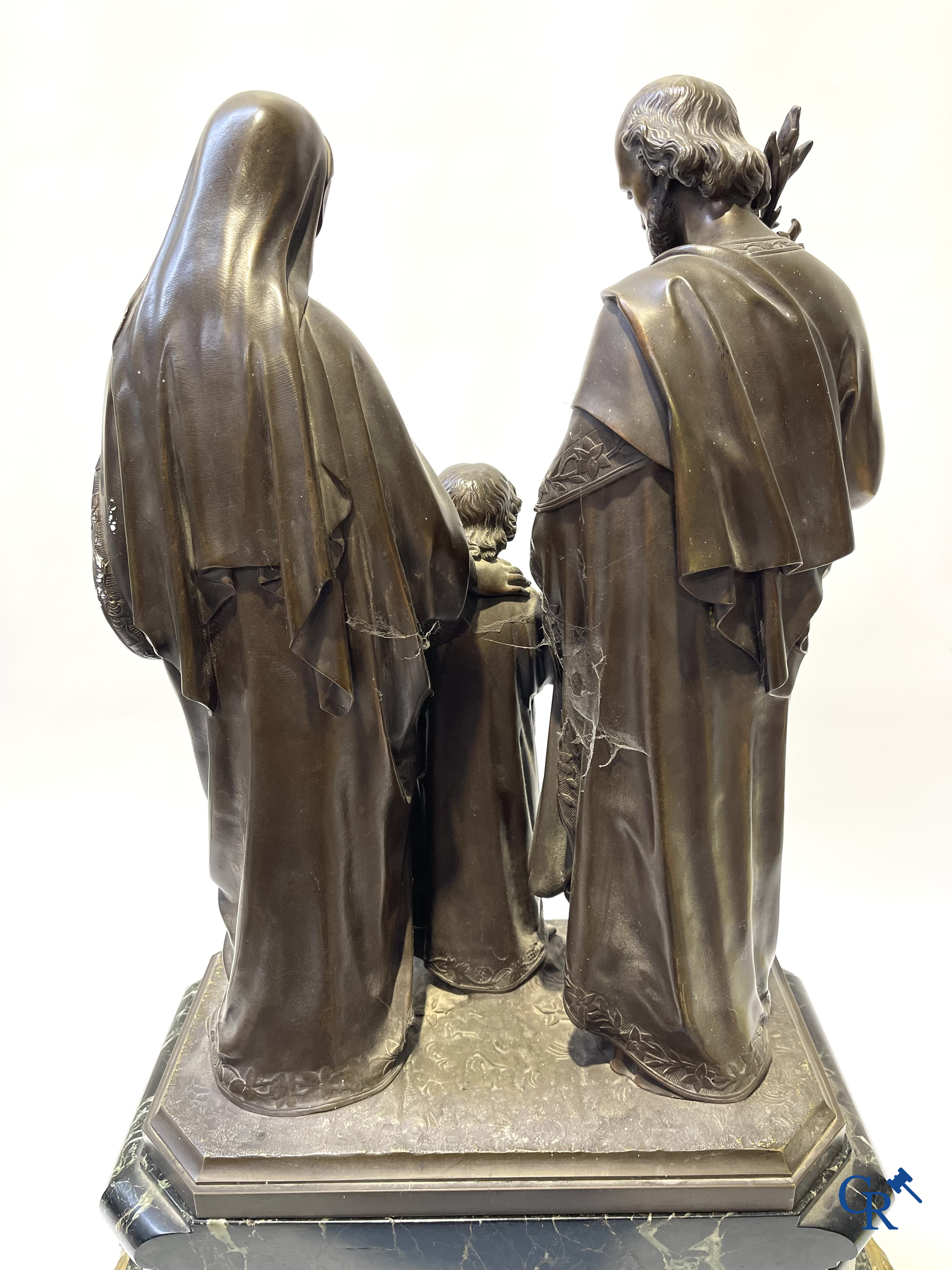 Susse Frères à Paris. Imposante schouwklok in groen geaderde marmer en rijkelijk vergulde bronzen. Napoleon III-periode.